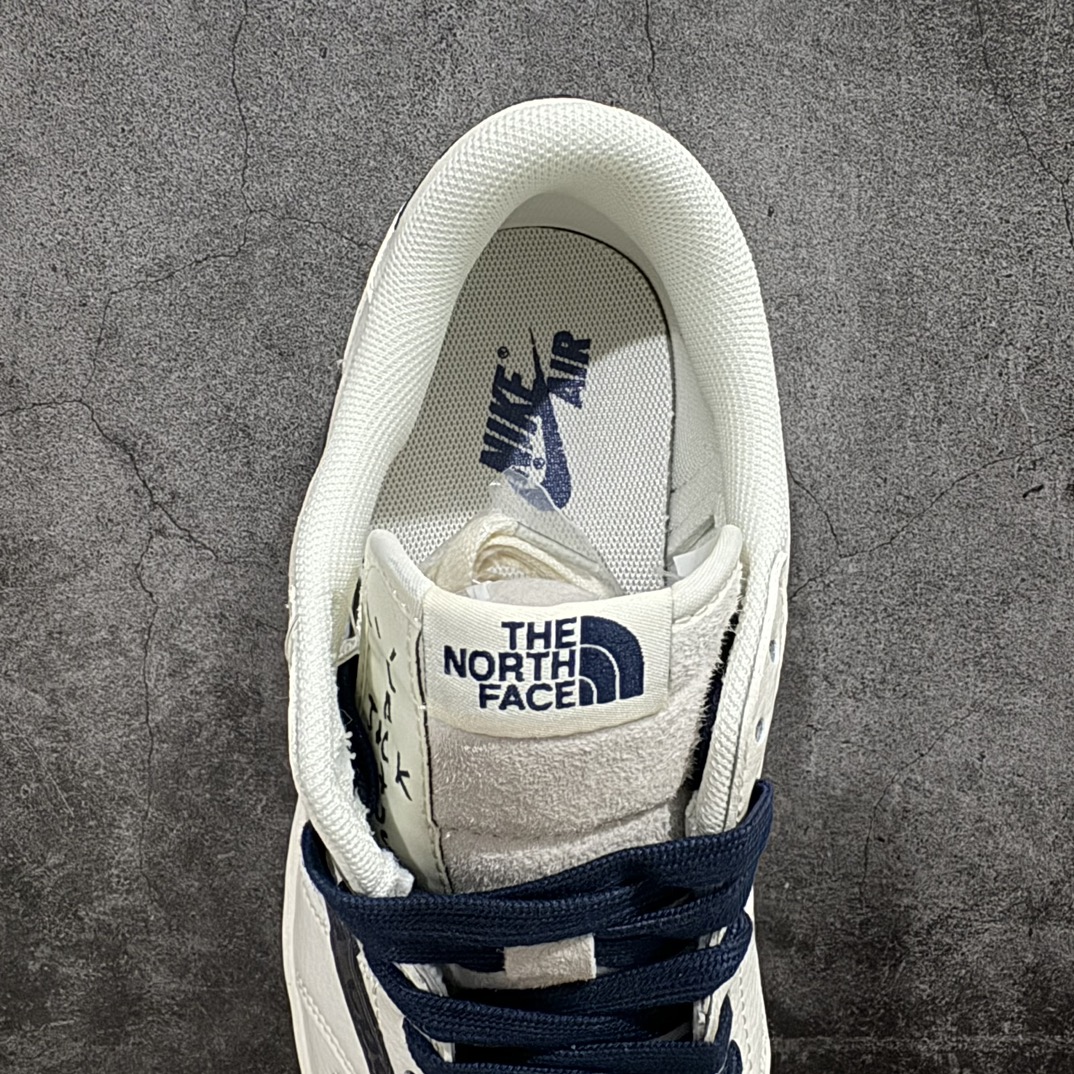 图片[8]-【定制版】Fragment x Travis Scott x 北面nAir Jordan 1 Low 三方联名倒钩n性价比原盒出货 全新的三方联名低帮倒钩鞋面延续了黑脚趾设计，整双鞋以全荔枝皮打造，腰身搭配白色「倒勾」，再点缀上Travis Scott 标志性的Logo，后跟处以藤原浩最拿手的蓝色为主色调，完善极具Fragment Design的白蓝黑设计风格，左右脚分别以Travis Scott鬼脸和乔丹飞翼加以修饰，彰显出三方联名的奢华格调。 官方货号：XY2688 110 Size：36 36.5 37.5 38 38.5 39 40 40.5 41 42 42.5 43 44 44.5 45  编码：HXS320340-鞋库