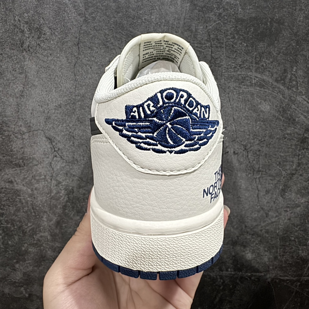 图片[4]-【定制版】Fragment x Travis Scott x 北面nAir Jordan 1 Low 三方联名倒钩n性价比原盒出货 全新的三方联名低帮倒钩鞋面延续了黑脚趾设计，整双鞋以全荔枝皮打造，腰身搭配白色「倒勾」，再点缀上Travis Scott 标志性的Logo，后跟处以藤原浩最拿手的蓝色为主色调，完善极具Fragment Design的白蓝黑设计风格，左右脚分别以Travis Scott鬼脸和乔丹飞翼加以修饰，彰显出三方联名的奢华格调。 官方货号：XY2688 110 Size：36 36.5 37.5 38 38.5 39 40 40.5 41 42 42.5 43 44 44.5 45  编码：HXS320340-鞋库