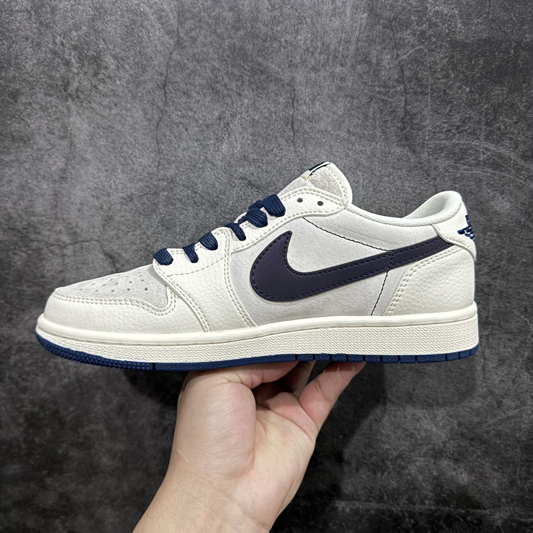 图片[2]-【定制版】Fragment x Travis Scott x 北面nAir Jordan 1 Low 三方联名倒钩n性价比原盒出货 全新的三方联名低帮倒钩鞋面延续了黑脚趾设计，整双鞋以全荔枝皮打造，腰身搭配白色「倒勾」，再点缀上Travis Scott 标志性的Logo，后跟处以藤原浩最拿手的蓝色为主色调，完善极具Fragment Design的白蓝黑设计风格，左右脚分别以Travis Scott鬼脸和乔丹飞翼加以修饰，彰显出三方联名的奢华格调。 官方货号：XY2688 110 Size：36 36.5 37.5 38 38.5 39 40 40.5 41 42 42.5 43 44 44.5 45  编码：HXS320340-鞋库