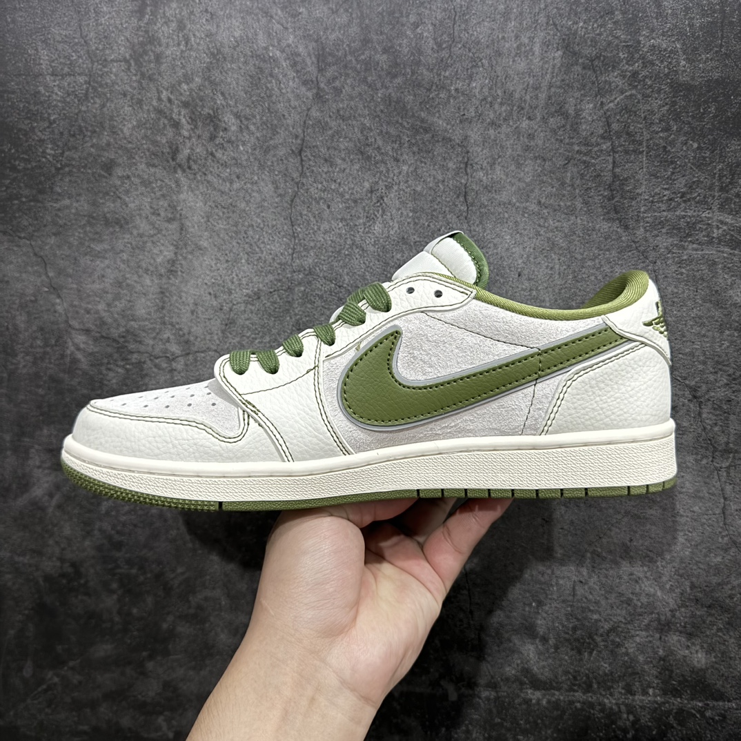 图片[2]-【定制版】Travis Scott x Fragment Design x Air Jordan 1 Low OG SP AJ1 乔1 Supreme联名-米白绿勾 低帮文化休闲板鞋 XZ2268-002rnn多方联名合作融合了Travis Scott 独特的音乐风格，藤原浩个性的设计风格以及Jordan品牌的经典元素 使其成为一双具有独特身份和价值的鞋子 清新而立体的外观加上联名标识更突出了其独特身份 这种配色方案显示出活力和时尚感 在视觉上引人注目  鞋身的质感和细腻的细节处理使其显得高端而格调十足  这款“倒钩”联名是设计与创意完美结合  融合多方的个性风格是一款备受瞩目的潮流鞋款  低帮休闲板鞋 定制鞋盒 大厂纯原品质出货 超高清洁度 皮料切割干净无任何毛边 细节完美 r 尺码：36 36.5 37.5 38 38.5 39 40 40.5 41 42 42.5 43 44 44.5 45 编码：HXS320340-鞋库