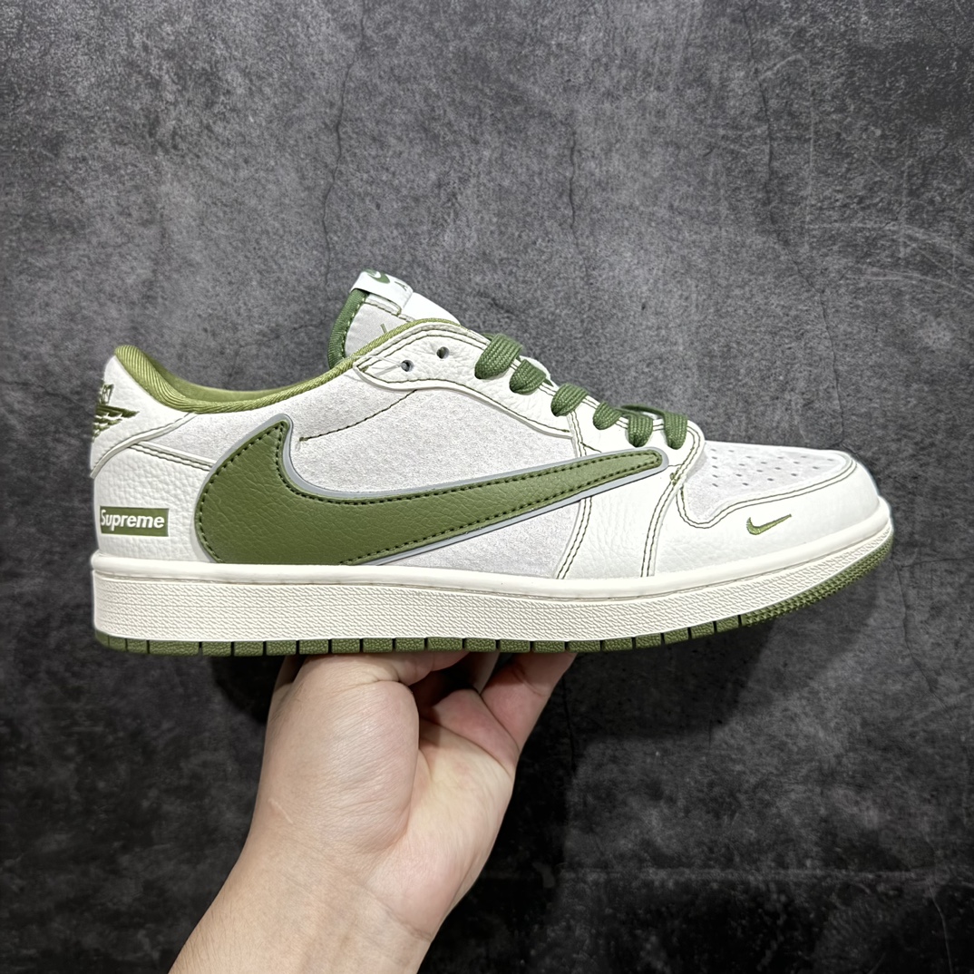 【定制版】Travis Scott x Fragment Design x Air Jordan 1 Low OG SP AJ1 乔1 Supreme联名-米白绿勾 低帮文化休闲板鞋 XZ2268-002rnn多方联名合作融合了Travis Scott 独特的音乐风格，藤原浩个性的设计风格以及Jordan品牌的经典元素 使其成为一双具有独特身份和价值的鞋子 清新而立体的外观加上联名标识更突出了其独特身份 这种配色方案显示出活力和时尚感 在视觉上引人注目  鞋身的质感和细腻的细节处理使其显得高端而格调十足  这款“倒钩”联名是设计与创意完美结合  融合多方的个性风格是一款备受瞩目的潮流鞋款  低帮休闲板鞋 定制鞋盒 大厂纯原品质出货 超高清洁度 皮料切割干净无任何毛边 细节完美 r 尺码：36 36.5 37.5 38 38.5 39 40 40.5 41 42 42.5 43 44 44.5 45 编码：HXS320340-鞋库