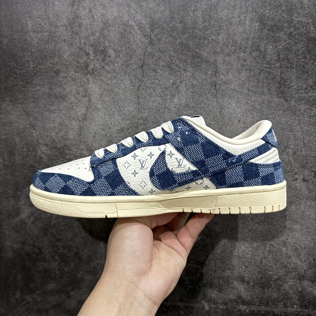 图片[2]-【定制版】Nike SB Dunk Low x Louis Vuitton 白深蓝牛仔n纯原大厂出品 极力推荐n原装头层材料 独家版型蒸餾加工n帶來的是更好的视觉和脚感体验n大厂纯原品质出货 清洁度 电绣工艺皮料切割干净无任何毛边 细节完美 官方货号：JH8310 949 尺码：36 36.5 37.5 38 38.5 39 40 40.5 41 42 42.5 43 44 44.5 45  编码：HXS260280-鞋库