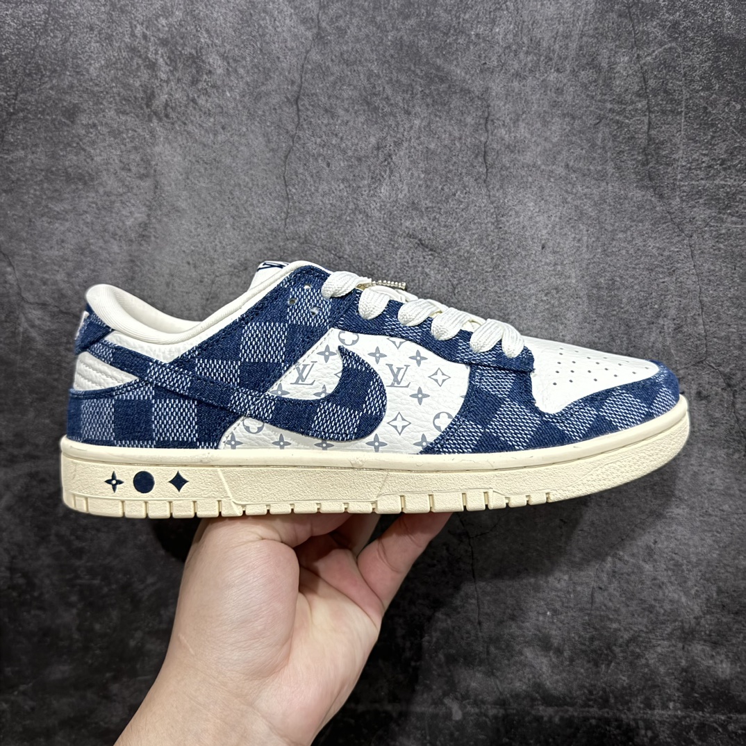 【定制版】Nike SB Dunk Low x Louis Vuitton 白深蓝牛仔n纯原大厂出品 极力推荐n原装头层材料 独家版型蒸餾加工n帶來的是更好的视觉和脚感体验n大厂纯原品质出货 清洁度 电绣工艺皮料切割干净无任何毛边 细节完美 官方货号：JH8310 949 尺码：36 36.5 37.5 38 38.5 39 40 40.5 41 42 42.5 43 44 44.5 45  编码：HXS260280-鞋库