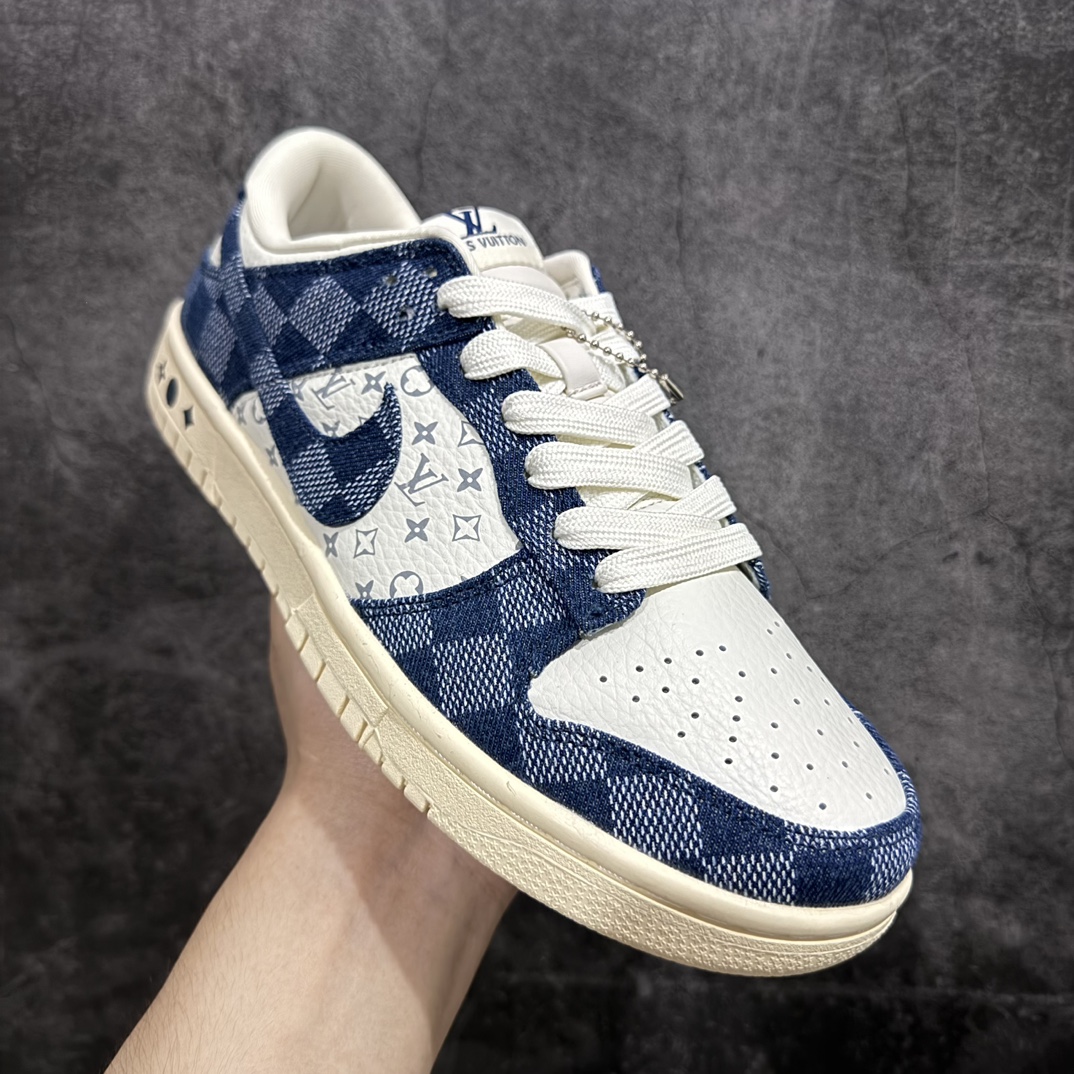 图片[3]-【定制版】Nike SB Dunk Low x Louis Vuitton 白深蓝牛仔n纯原大厂出品 极力推荐n原装头层材料 独家版型蒸餾加工n帶來的是更好的视觉和脚感体验n大厂纯原品质出货 清洁度 电绣工艺皮料切割干净无任何毛边 细节完美 官方货号：JH8310 949 尺码：36 36.5 37.5 38 38.5 39 40 40.5 41 42 42.5 43 44 44.5 45  编码：HXS260280-鞋库