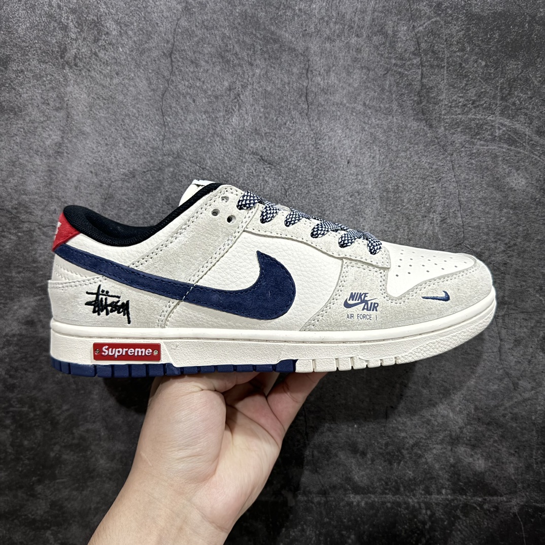 【定制版】Nk SB Dunk Low Supreme x 斯图西三方联名-米白藏蓝勾 周年高端定制 低帮休闲板鞋 SJ2068-301rn#定制鞋盒 大厂纯原品质出货 超高清洁度 皮料切割干净无任何毛边 细节完美 r 尺码：36 36.5 37.5 38 38.5 39 40 40.5 41 42 42.5 43 44 44.5 45 编码：HXS320340-鞋库