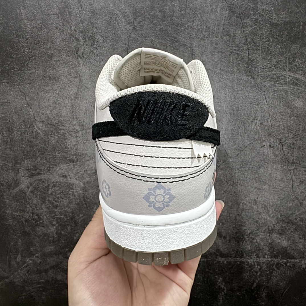 图片[4]-【YC定制礼盒版】NK Dunk Low 古唐印花 FJ4188-001 定制系列天花板 无原鞋不开发 全系列得物原鞋一比一校对开发 配色持续更新中 终端对接 优势输出 全套原厂楦头原纸板数据档案倾力打造 原汁原味莞产 极致还原 圈内最强针车工艺 高端零售指定版 广东原厂配套原盒原标 鞋盒分三个尺码段 原厂冲刀 超高清洁度 全鞋零毛边皮料切割 采用原厂百宏鞋带以及原厂百宏织唛舌标 内标可供原厂几率过验 进口原装条纹中底布 四线拉帮白色点胶 原厂拉帮手法遵循公司 原厂电绣 极致还原 SIZE：40 40.5 41 42 42.5 43 44 44.5 45 46 编码：HXS320340-鞋库