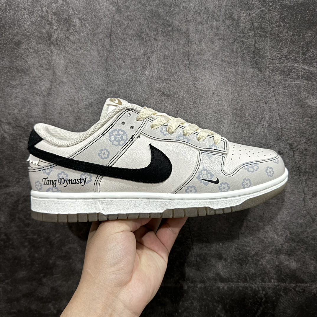 【YC定制礼盒版】NK Dunk Low 古唐印花 FJ4188-001 定制系列天花板 无原鞋不开发 全系列得物原鞋一比一校对开发 配色持续更新中 终端对接 优势输出 全套原厂楦头原纸板数据档案倾力打造 原汁原味莞产 极致还原 圈内最强针车工艺 高端零售指定版 广东原厂配套原盒原标 鞋盒分三个尺码段 原厂冲刀 超高清洁度 全鞋零毛边皮料切割 采用原厂百宏鞋带以及原厂百宏织唛舌标 内标可供原厂几率过验 进口原装条纹中底布 四线拉帮白色点胶 原厂拉帮手法遵循公司 原厂电绣 极致还原 SIZE：40 40.5 41 42 42.5 43 44 44.5 45 46 编码：HXS320340-鞋库