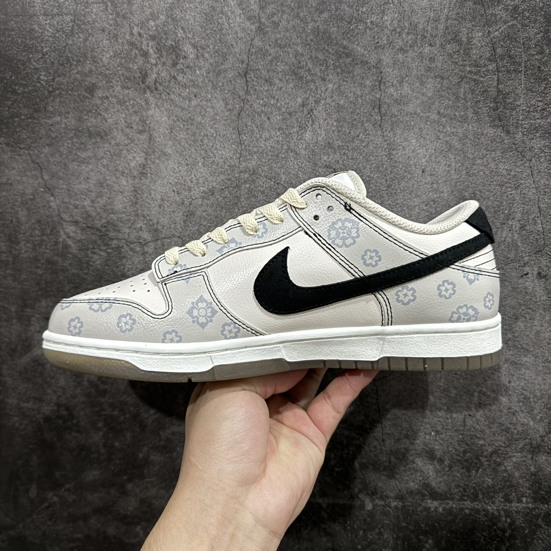 图片[2]-【YC定制礼盒版】NK Dunk Low 古唐印花 FJ4188-001 定制系列天花板 无原鞋不开发 全系列得物原鞋一比一校对开发 配色持续更新中 终端对接 优势输出 全套原厂楦头原纸板数据档案倾力打造 原汁原味莞产 极致还原 圈内最强针车工艺 高端零售指定版 广东原厂配套原盒原标 鞋盒分三个尺码段 原厂冲刀 超高清洁度 全鞋零毛边皮料切割 采用原厂百宏鞋带以及原厂百宏织唛舌标 内标可供原厂几率过验 进口原装条纹中底布 四线拉帮白色点胶 原厂拉帮手法遵循公司 原厂电绣 极致还原 SIZE：40 40.5 41 42 42.5 43 44 44.5 45 46 编码：HXS320340-鞋库