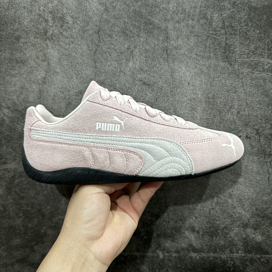 【Top纯原版】Puma Speedcat OG Sparcon彪马罗马阿莫尔系列 复古运动休闲赛车跑鞋n目前市场最优版本n无论是版型 细节 烫金走线n完全碾压市场任意版本 欢迎对比🆚n工厂耗时3个月开发n原装档案原数据纸版楦型n采用固色翻毛皮鞋面材质(正确二次成型\’猛帮\’成型工艺🆚区别市面版本!!)n外置原数据开发轻量耐磨橡胶大底💪🏻nn全球知名运动品牌PUMA宝马赛车系列n融合了宝马车队的标志性配色n以趣味十足又前卫复古的设计引领潮流n将赛道精神融入街头时尚 开启前卫竞速之旅n主打前卫复古风 Roma鞋款的鞋侧以复古的流线造型缀以宝马经典Logo 巧妙吸睛n而Speedcat鞋款以亮眼三色条纹元素缀以舒适鞋面n赋予了独特的个性美学 演绎赛车的无尽能量 尺码：36-45 官方货号：398846 04 编码：TO250270-鞋库