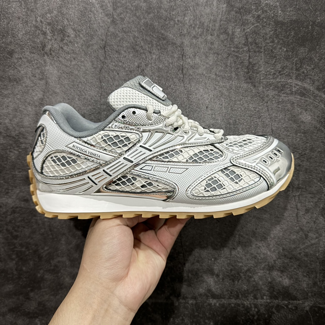 【纯原M版】BOTTEGA VENETA Orbit Runner BV葆蝶家时尚休闲王一博同款老爹鞋运动鞋n原版开发 一比一打造 相似度百分之99以上 市场一梯队级别品质 区别市场任何标文顶级品质版本 采用轻质科技网布面料 搭配几何图案设计橡胶外底 王炸系列 高版本 认准套包工艺 实际增高很多哦 还是一样显腿细非常nice 耐玩耐造 对标对版 套包鞋工艺 认准高版本 大底选用拼色TPU大底 配置原版包装  尺码：35 36 37 38 39 40 41 42 43 44 45 编码：AC420440-鞋库