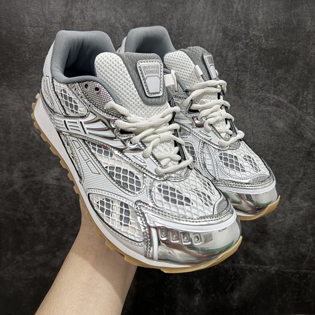 【纯原M版】BOTTEGA VENETA Orbit Runner BV葆蝶家时尚休闲王一博同款老爹鞋运动鞋n原版开发 一比一打造 相似度百分之99以上 市场一梯队级别品质 区别市场任何标文顶级品质版本 采用轻质科技网布面料 搭配几何图案设计橡胶外底 王炸系列 高版本 认准套包工艺 实际增高很多哦 还是一样显腿细非常nice 耐玩耐造 对标对版 套包鞋工艺 认准高版本 大底选用拼色TPU大底 配置原版包装  尺码：35 36 37 38 39 40 41 42 43 44 45 编码：AC420440-鞋库