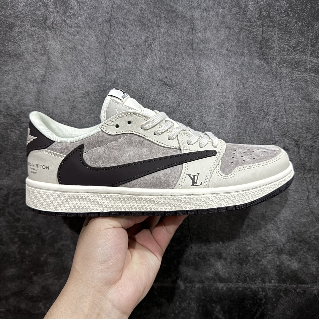 【定制版】Travis Scott x Nike Air Jordan 1 Low x Louis Vuitton 米棕nAir Jordan 1 Low 反转米棕倒钩 性价比天花板n全鞋采用原装头层皮，用料扎实 精雕细琢n鞋型极致还原 飞翼3D打印改良 深度立体四线中底拉帮皮料选材 钢印 背胶一应俱全 全新批次 原装原模大底全鞋原厂定制皮料，手感细腻正确折边工艺 完美细节诠释 官方货号：LX1988 100 Size：36 36.5 37.5 38 38.5 39 40 40.5 41 42 42.5 43 44 44.5 45 46 编码：FS240260-鞋库