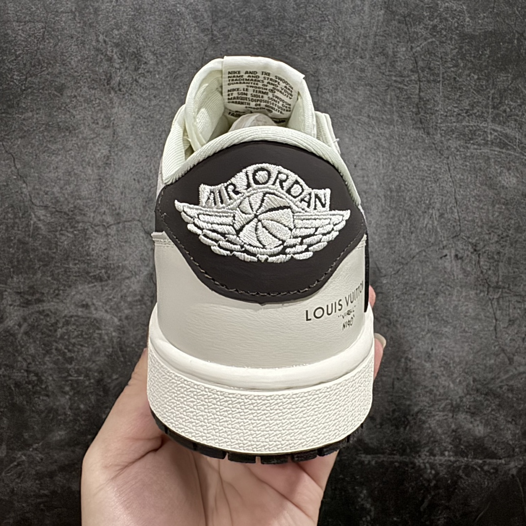 图片[4]-【定制版】Travis Scott x Nike Air Jordan 1 Low x Louis Vuitton 米棕nAir Jordan 1 Low 反转米棕倒钩 性价比天花板n全鞋采用原装头层皮，用料扎实 精雕细琢n鞋型极致还原 飞翼3D打印改良 深度立体四线中底拉帮皮料选材 钢印 背胶一应俱全 全新批次 原装原模大底全鞋原厂定制皮料，手感细腻正确折边工艺 完美细节诠释 官方货号：LX1988 100 Size：36 36.5 37.5 38 38.5 39 40 40.5 41 42 42.5 43 44 44.5 45 46 编码：FS240260-鞋库