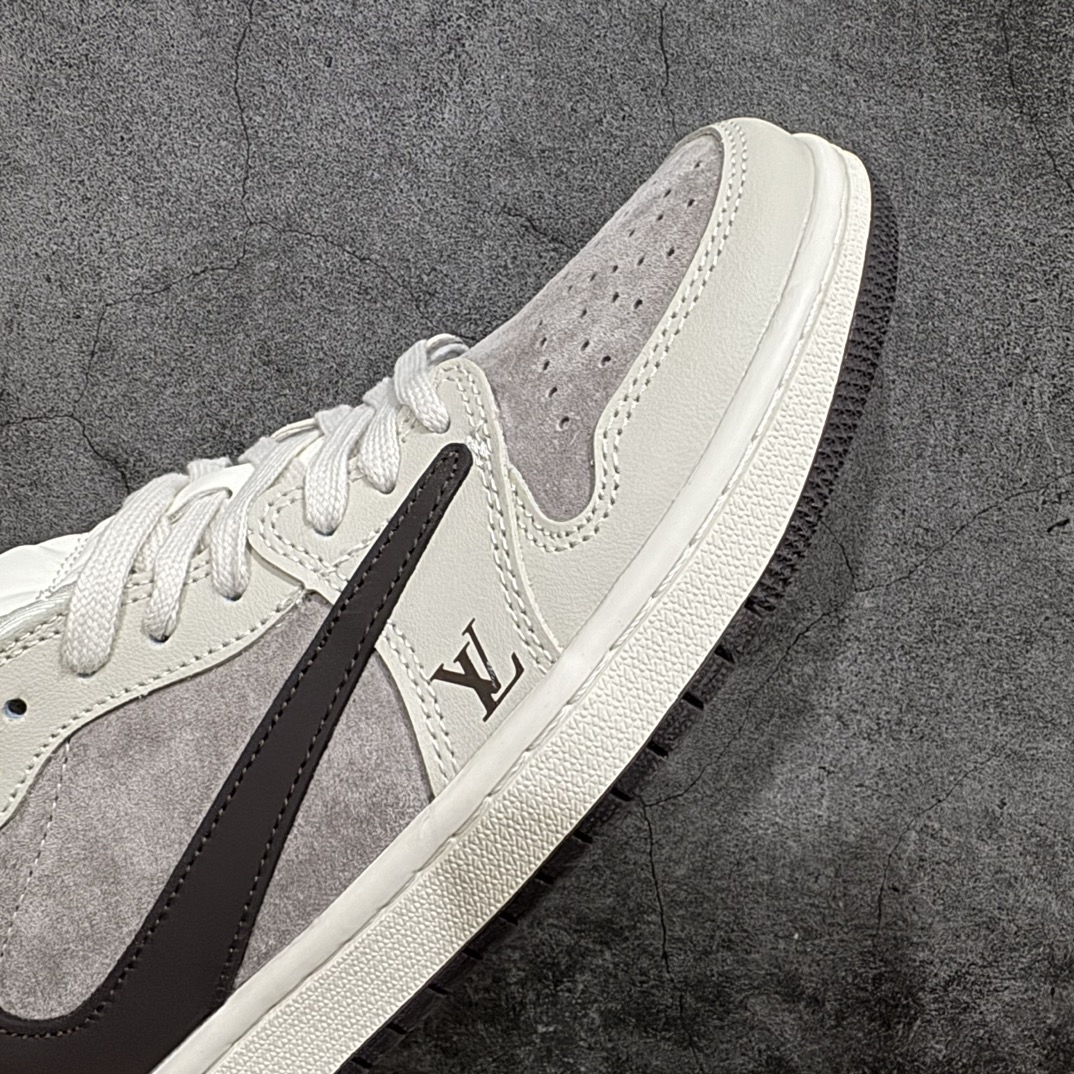 图片[6]-【定制版】Travis Scott x Nike Air Jordan 1 Low x Louis Vuitton 米棕nAir Jordan 1 Low 反转米棕倒钩 性价比天花板n全鞋采用原装头层皮，用料扎实 精雕细琢n鞋型极致还原 飞翼3D打印改良 深度立体四线中底拉帮皮料选材 钢印 背胶一应俱全 全新批次 原装原模大底全鞋原厂定制皮料，手感细腻正确折边工艺 完美细节诠释 官方货号：LX1988 100 Size：36 36.5 37.5 38 38.5 39 40 40.5 41 42 42.5 43 44 44.5 45 46 编码：FS240260-鞋库