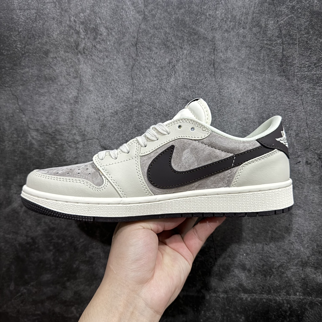 图片[2]-【定制版】Travis Scott x Nike Air Jordan 1 Low x Louis Vuitton 米棕nAir Jordan 1 Low 反转米棕倒钩 性价比天花板n全鞋采用原装头层皮，用料扎实 精雕细琢n鞋型极致还原 飞翼3D打印改良 深度立体四线中底拉帮皮料选材 钢印 背胶一应俱全 全新批次 原装原模大底全鞋原厂定制皮料，手感细腻正确折边工艺 完美细节诠释 官方货号：LX1988 100 Size：36 36.5 37.5 38 38.5 39 40 40.5 41 42 42.5 43 44 44.5 45 46 编码：FS240260-鞋库