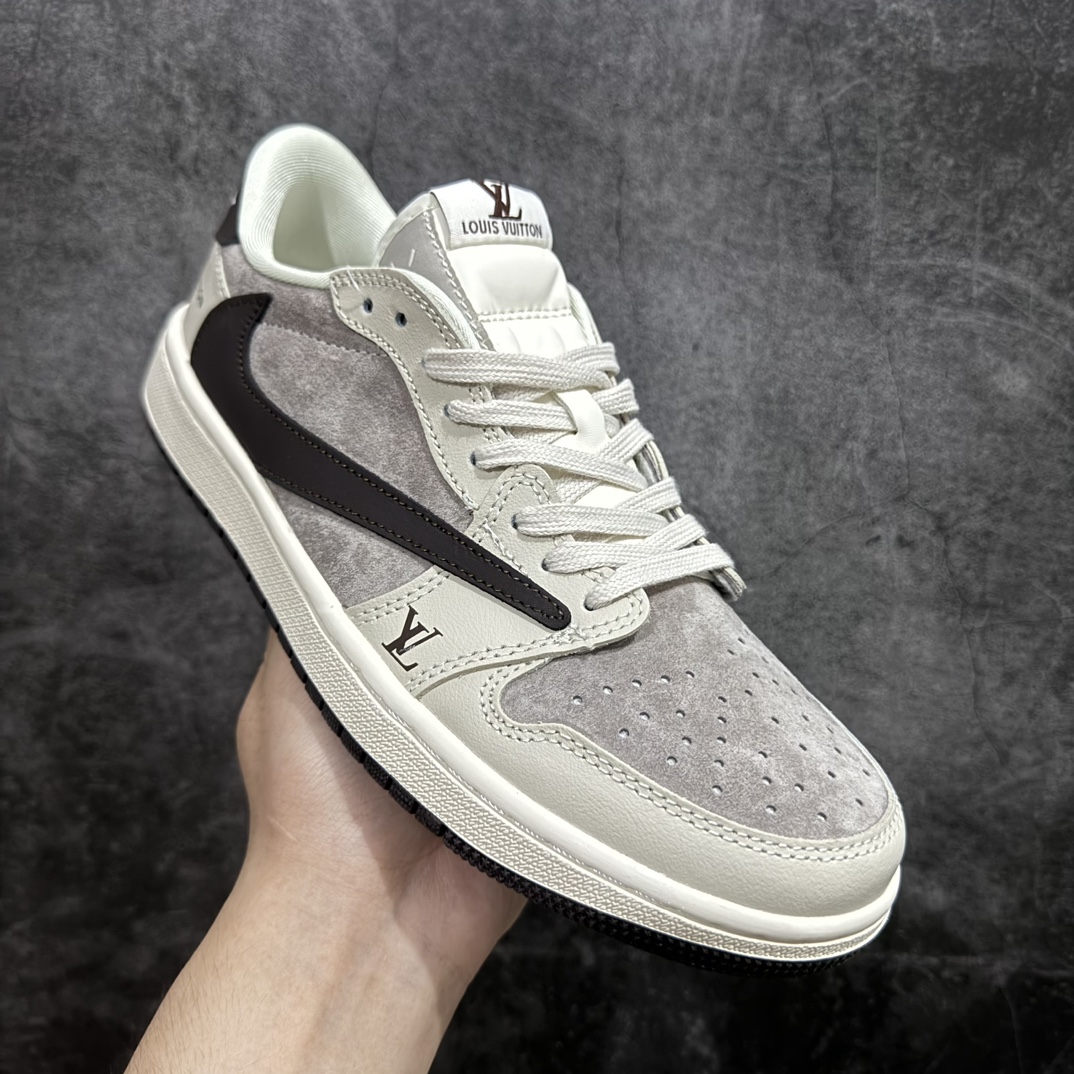 图片[3]-【定制版】Travis Scott x Nike Air Jordan 1 Low x Louis Vuitton 米棕nAir Jordan 1 Low 反转米棕倒钩 性价比天花板n全鞋采用原装头层皮，用料扎实 精雕细琢n鞋型极致还原 飞翼3D打印改良 深度立体四线中底拉帮皮料选材 钢印 背胶一应俱全 全新批次 原装原模大底全鞋原厂定制皮料，手感细腻正确折边工艺 完美细节诠释 官方货号：LX1988 100 Size：36 36.5 37.5 38 38.5 39 40 40.5 41 42 42.5 43 44 44.5 45 46 编码：FS240260-鞋库