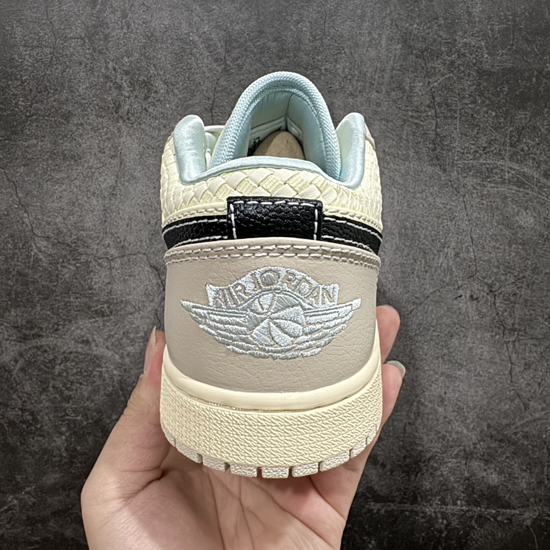 图片[4]-【DT纯原】Air Jordan AJ1 Low 低帮 米棕色  HQ3440 101nn终端优势供应 市面中低帮最具代表性版本没有之一 口碑大厂出品 品控大底版型不断改良更新 全套原纸板楦头开发 确保原汁原味 完美呈现版型 完美零毛边处理 原厂内置全掌气垫 价格定位良心 平台专用代工流水线出品 一眼公司既视感 拿到手的一瞬间就与众不同 碾压市面所有版本 全部原鞋开发 每一个配色都会采购原鞋确认细节 打破市面看图做货无好货之说  尺码：36-46 编码：DL270280-鞋库