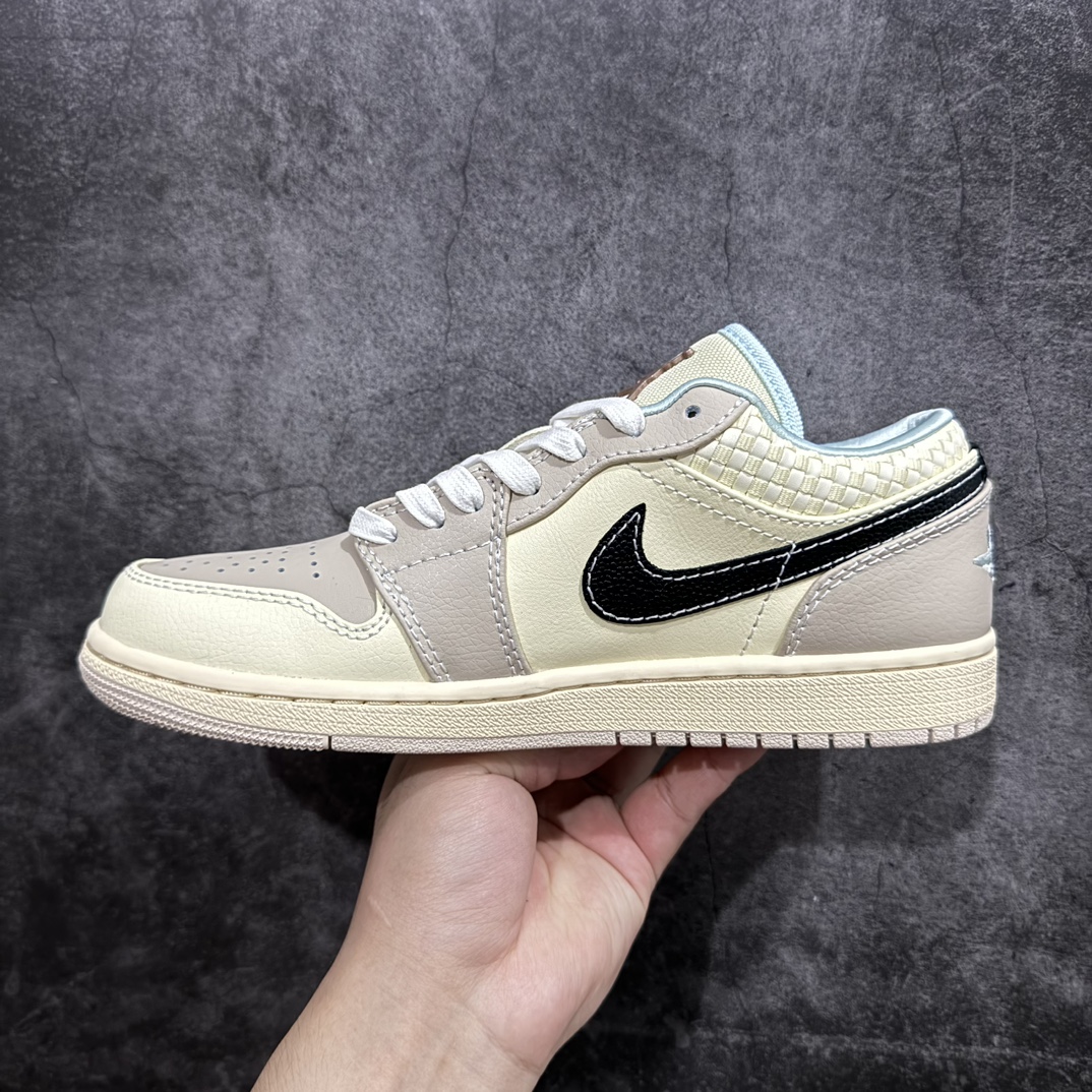 图片[2]-【DT纯原】Air Jordan AJ1 Low 低帮 米棕色  HQ3440 101nn终端优势供应 市面中低帮最具代表性版本没有之一 口碑大厂出品 品控大底版型不断改良更新 全套原纸板楦头开发 确保原汁原味 完美呈现版型 完美零毛边处理 原厂内置全掌气垫 价格定位良心 平台专用代工流水线出品 一眼公司既视感 拿到手的一瞬间就与众不同 碾压市面所有版本 全部原鞋开发 每一个配色都会采购原鞋确认细节 打破市面看图做货无好货之说  尺码：36-46 编码：DL270280-鞋库