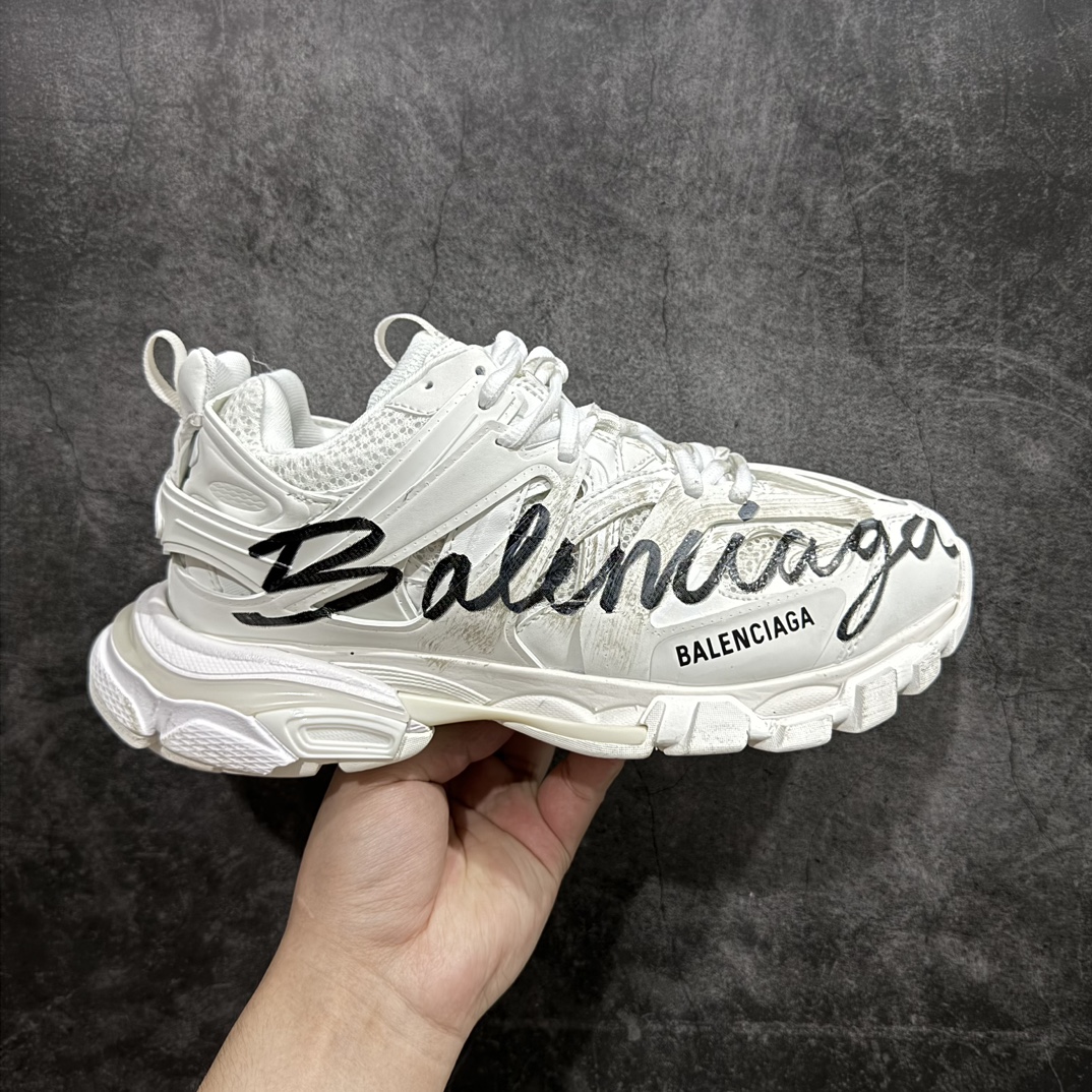 【OK版本】 巴黎世家3代系列 Balenciaga Track 3.0 低帮老爹鞋 做旧白色涂鸦nn知名巴黎世家大厂出品n原装大盒 从里到外 一切百分百还原官方配置细节品质毋庸置疑 顶级版碾压市面真标通货n整双鞋子从头到尾难度极高  原鞋购入开版 细节基本还原到位n这个配色做旧比较轻微  尺码：35 36 37 38 39 40 41 42 43 44 45 46 编码：DF480520-鞋库