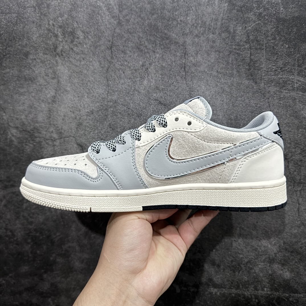 图片[2]-【定制版】Travis Scott x Fragment Design x Air Jordan 1 Low OG SP AJ1 乔1 斯图西联名-亮银灰 低帮文化休闲板鞋 SJ2068-122rn#多方联名合作融合了Travis Scott 独特的音乐风格，藤原浩个性的设计风格以及Jordan品牌的经典元素 使其成为一双具有独特身份和价值的鞋子 清新而立体的外观加上联名标识更突出了其独特身份 这种配色方案显示出活力和时尚感 在视觉上引人注目  鞋身的质感和细腻的细节处理使其显得高端而格调十足  这款“倒钩”联名是设计与创意完美结合  融合多方的个性风格是一款备受瞩目的潮流鞋款  低帮休闲板鞋 定制鞋盒 大厂纯原品质出货 超高清洁度 皮料切割干净无任何毛边 细节完美 r 尺码：36 36.5 37.5 38 38.5 39 40 40.5 41 42 42.5 43 44 44.5 45  编码：HXS320340-鞋库