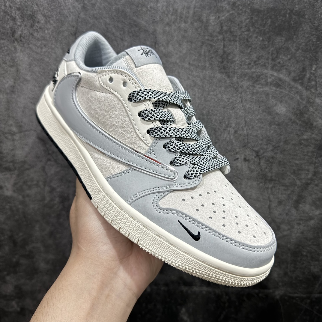 图片[3]-【定制版】Travis Scott x Fragment Design x Air Jordan 1 Low OG SP AJ1 乔1 斯图西联名-亮银灰 低帮文化休闲板鞋 SJ2068-122rn#多方联名合作融合了Travis Scott 独特的音乐风格，藤原浩个性的设计风格以及Jordan品牌的经典元素 使其成为一双具有独特身份和价值的鞋子 清新而立体的外观加上联名标识更突出了其独特身份 这种配色方案显示出活力和时尚感 在视觉上引人注目  鞋身的质感和细腻的细节处理使其显得高端而格调十足  这款“倒钩”联名是设计与创意完美结合  融合多方的个性风格是一款备受瞩目的潮流鞋款  低帮休闲板鞋 定制鞋盒 大厂纯原品质出货 超高清洁度 皮料切割干净无任何毛边 细节完美 r 尺码：36 36.5 37.5 38 38.5 39 40 40.5 41 42 42.5 43 44 44.5 45  编码：HXS320340-鞋库