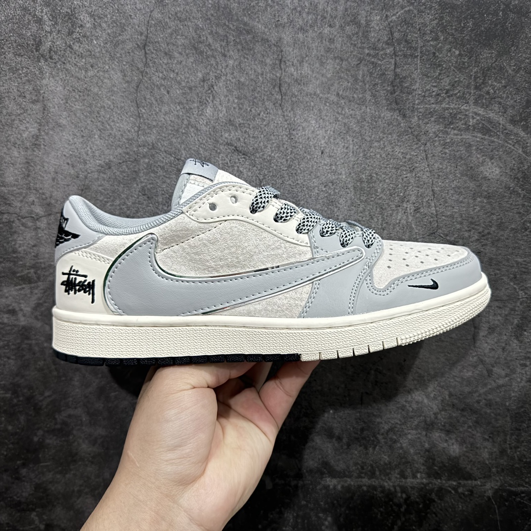 【定制版】Travis Scott x Fragment Design x Air Jordan 1 Low OG SP AJ1 乔1 斯图西联名-亮银灰 低帮文化休闲板鞋 SJ2068-122rn#多方联名合作融合了Travis Scott 独特的音乐风格，藤原浩个性的设计风格以及Jordan品牌的经典元素 使其成为一双具有独特身份和价值的鞋子 清新而立体的外观加上联名标识更突出了其独特身份 这种配色方案显示出活力和时尚感 在视觉上引人注目  鞋身的质感和细腻的细节处理使其显得高端而格调十足  这款“倒钩”联名是设计与创意完美结合  融合多方的个性风格是一款备受瞩目的潮流鞋款  低帮休闲板鞋 定制鞋盒 大厂纯原品质出货 超高清洁度 皮料切割干净无任何毛边 细节完美 r 尺码：36 36.5 37.5 38 38.5 39 40 40.5 41 42 42.5 43 44 44.5 45  编码：HXS320340-鞋库