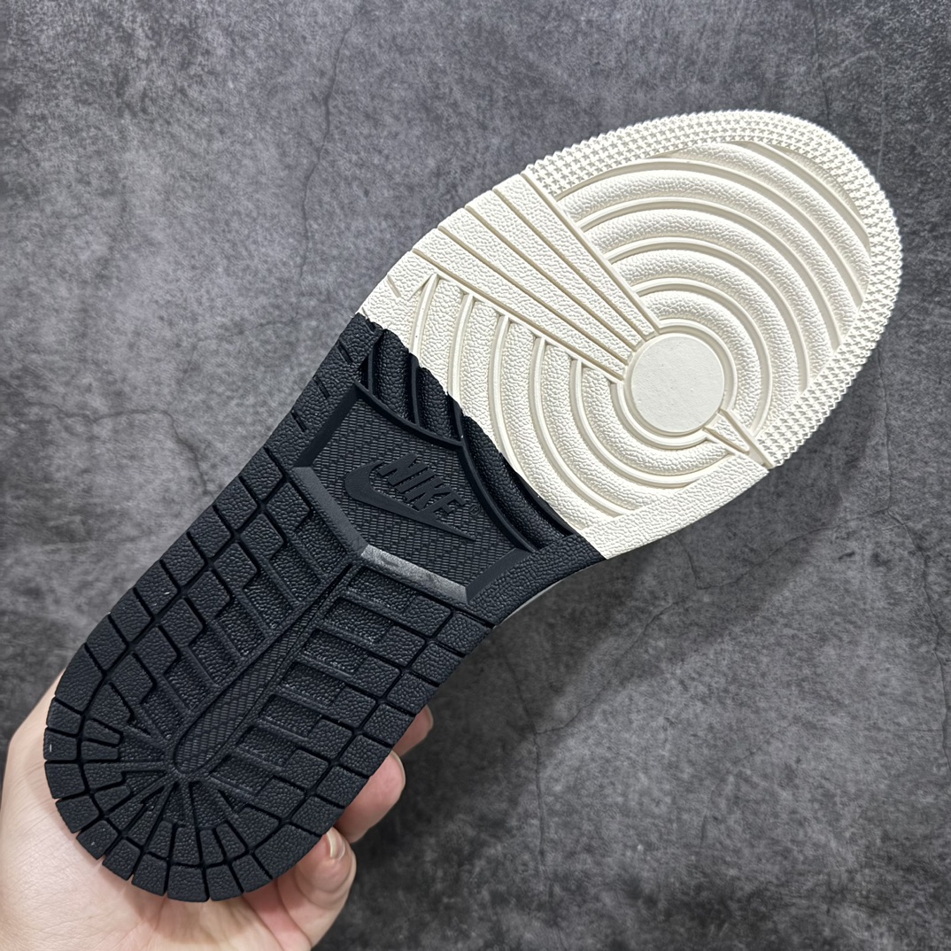 图片[9]-【定制版】Travis Scott x Fragment Design x Air Jordan 1 Low OG SP AJ1 乔1 斯图西联名-亮银灰 低帮文化休闲板鞋 SJ2068-122rn#多方联名合作融合了Travis Scott 独特的音乐风格，藤原浩个性的设计风格以及Jordan品牌的经典元素 使其成为一双具有独特身份和价值的鞋子 清新而立体的外观加上联名标识更突出了其独特身份 这种配色方案显示出活力和时尚感 在视觉上引人注目  鞋身的质感和细腻的细节处理使其显得高端而格调十足  这款“倒钩”联名是设计与创意完美结合  融合多方的个性风格是一款备受瞩目的潮流鞋款  低帮休闲板鞋 定制鞋盒 大厂纯原品质出货 超高清洁度 皮料切割干净无任何毛边 细节完美 r 尺码：36 36.5 37.5 38 38.5 39 40 40.5 41 42 42.5 43 44 44.5 45  编码：HXS320340-鞋库