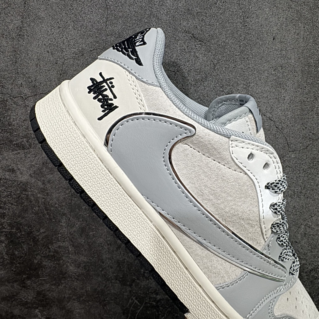 图片[7]-【定制版】Travis Scott x Fragment Design x Air Jordan 1 Low OG SP AJ1 乔1 斯图西联名-亮银灰 低帮文化休闲板鞋 SJ2068-122rn#多方联名合作融合了Travis Scott 独特的音乐风格，藤原浩个性的设计风格以及Jordan品牌的经典元素 使其成为一双具有独特身份和价值的鞋子 清新而立体的外观加上联名标识更突出了其独特身份 这种配色方案显示出活力和时尚感 在视觉上引人注目  鞋身的质感和细腻的细节处理使其显得高端而格调十足  这款“倒钩”联名是设计与创意完美结合  融合多方的个性风格是一款备受瞩目的潮流鞋款  低帮休闲板鞋 定制鞋盒 大厂纯原品质出货 超高清洁度 皮料切割干净无任何毛边 细节完美 r 尺码：36 36.5 37.5 38 38.5 39 40 40.5 41 42 42.5 43 44 44.5 45  编码：HXS320340-鞋库