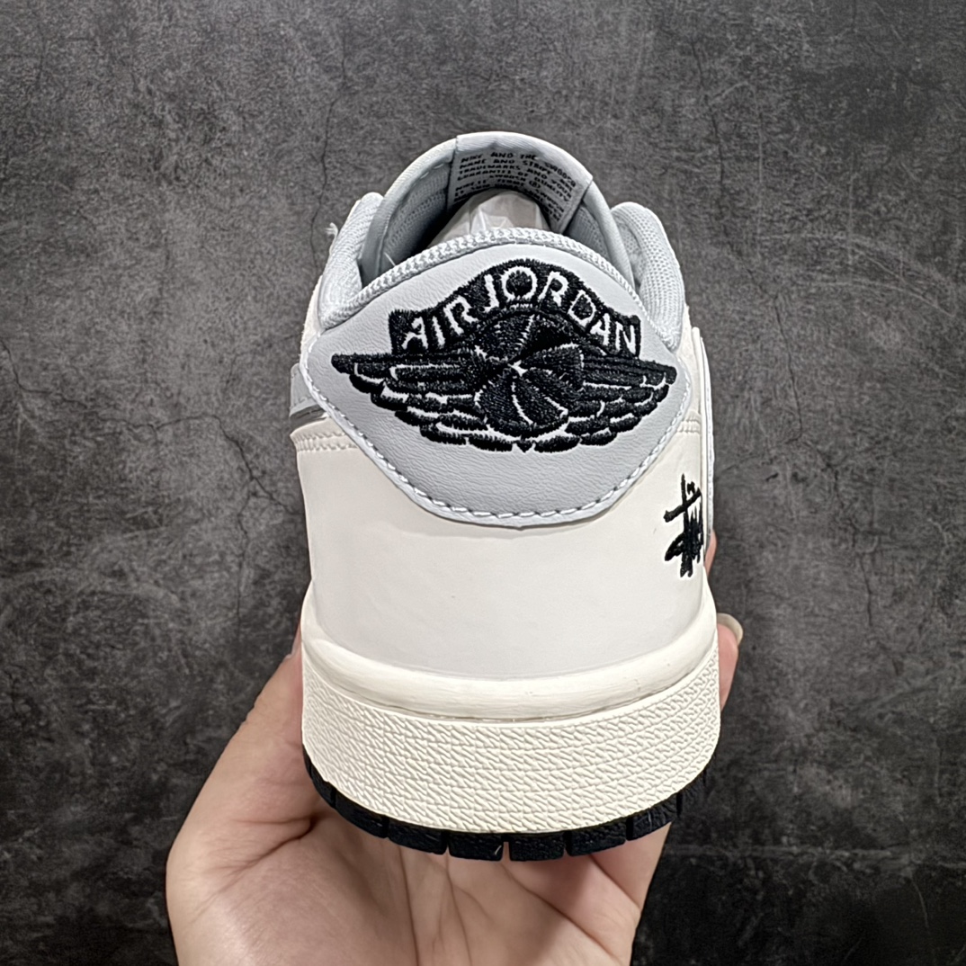 图片[4]-【定制版】Travis Scott x Fragment Design x Air Jordan 1 Low OG SP AJ1 乔1 斯图西联名-亮银灰 低帮文化休闲板鞋 SJ2068-122rn#多方联名合作融合了Travis Scott 独特的音乐风格，藤原浩个性的设计风格以及Jordan品牌的经典元素 使其成为一双具有独特身份和价值的鞋子 清新而立体的外观加上联名标识更突出了其独特身份 这种配色方案显示出活力和时尚感 在视觉上引人注目  鞋身的质感和细腻的细节处理使其显得高端而格调十足  这款“倒钩”联名是设计与创意完美结合  融合多方的个性风格是一款备受瞩目的潮流鞋款  低帮休闲板鞋 定制鞋盒 大厂纯原品质出货 超高清洁度 皮料切割干净无任何毛边 细节完美 r 尺码：36 36.5 37.5 38 38.5 39 40 40.5 41 42 42.5 43 44 44.5 45  编码：HXS320340-鞋库