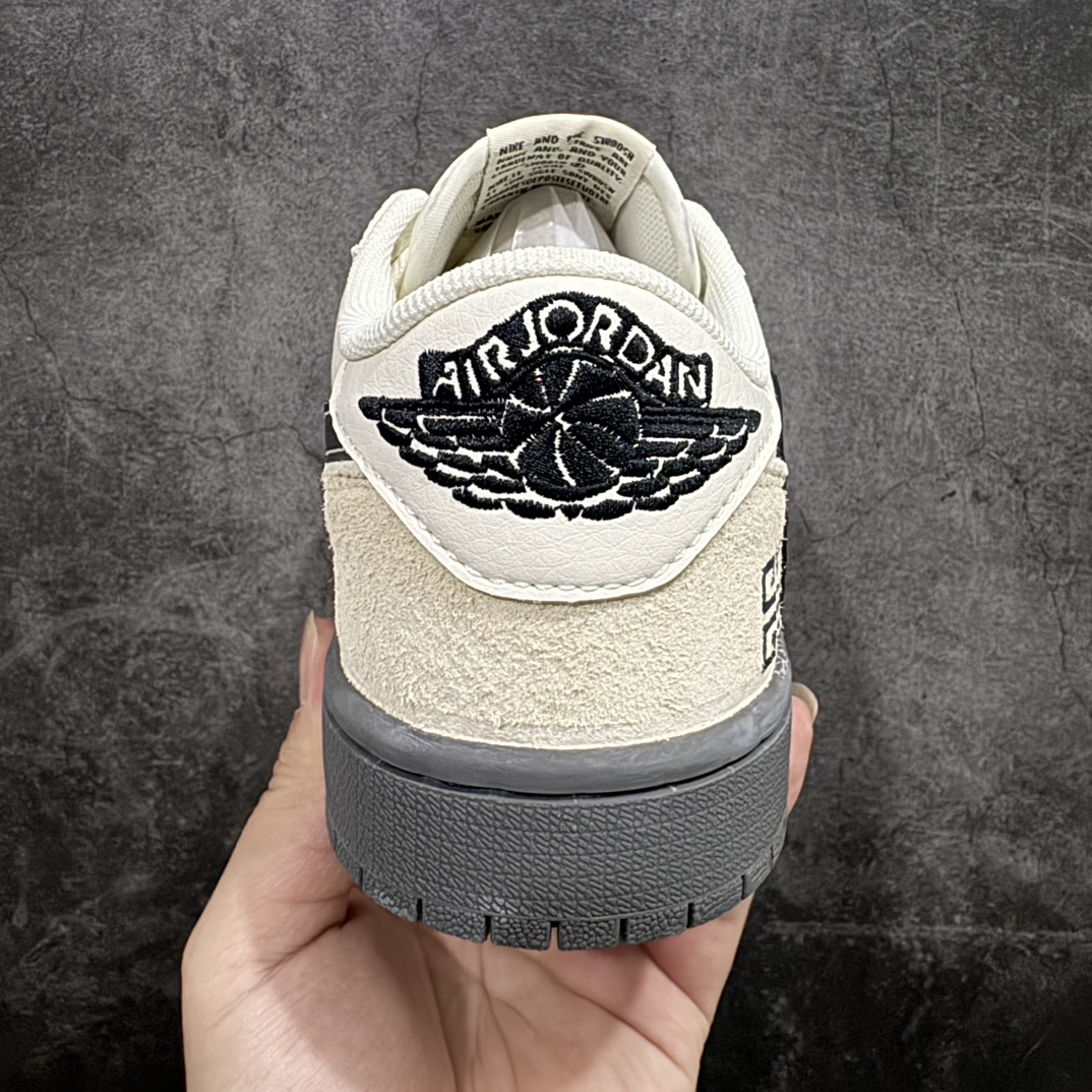 图片[4]-【定制版】Travis Scott x Fragment Design x Air Jordan 1 Low OG SP AJ1 乔1 纪梵希联名-奶咖黑底 低帮文化休闲板鞋 CF3688-030rn#多方联名合作融合了Travis Scott 独特的音乐风格，藤原浩个性的设计风格以及Jordan品牌的经典元素 使其成为一双具有独特身份和价值的鞋子 清新而立体的外观加上联名标识更突出了其独特身份 这种配色方案显示出活力和时尚感 在视觉上引人注目  鞋身的质感和细腻的细节处理使其显得高端而格调十足  这款“倒钩”联名是设计与创意完美结合  融合多方的个性风格是一款备受瞩目的潮流鞋款  低帮休闲板鞋 定制鞋盒 大厂纯原品质出货 超高清洁度 皮料切割干净无任何毛边 细节完美 r 尺码：36 36.5 37.5 38 38.5 39 40 40.5 41 42 42.5 43 44 44.5 45  编码：HXS320340-鞋库