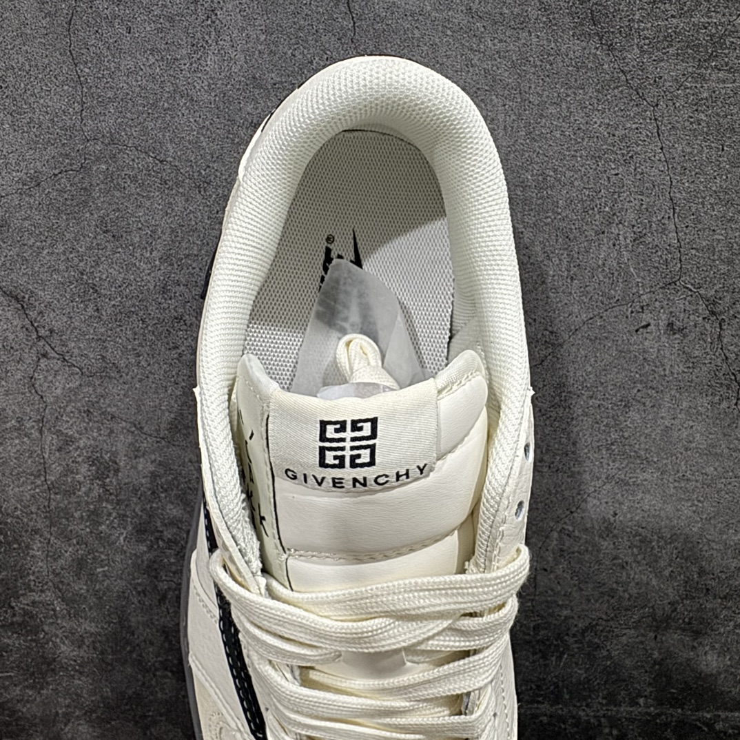 图片[8]-【定制版】Travis Scott x Fragment Design x Air Jordan 1 Low OG SP AJ1 乔1 纪梵希联名-奶咖黑底 低帮文化休闲板鞋 CF3688-030rn#多方联名合作融合了Travis Scott 独特的音乐风格，藤原浩个性的设计风格以及Jordan品牌的经典元素 使其成为一双具有独特身份和价值的鞋子 清新而立体的外观加上联名标识更突出了其独特身份 这种配色方案显示出活力和时尚感 在视觉上引人注目  鞋身的质感和细腻的细节处理使其显得高端而格调十足  这款“倒钩”联名是设计与创意完美结合  融合多方的个性风格是一款备受瞩目的潮流鞋款  低帮休闲板鞋 定制鞋盒 大厂纯原品质出货 超高清洁度 皮料切割干净无任何毛边 细节完美 r 尺码：36 36.5 37.5 38 38.5 39 40 40.5 41 42 42.5 43 44 44.5 45  编码：HXS320340-鞋库