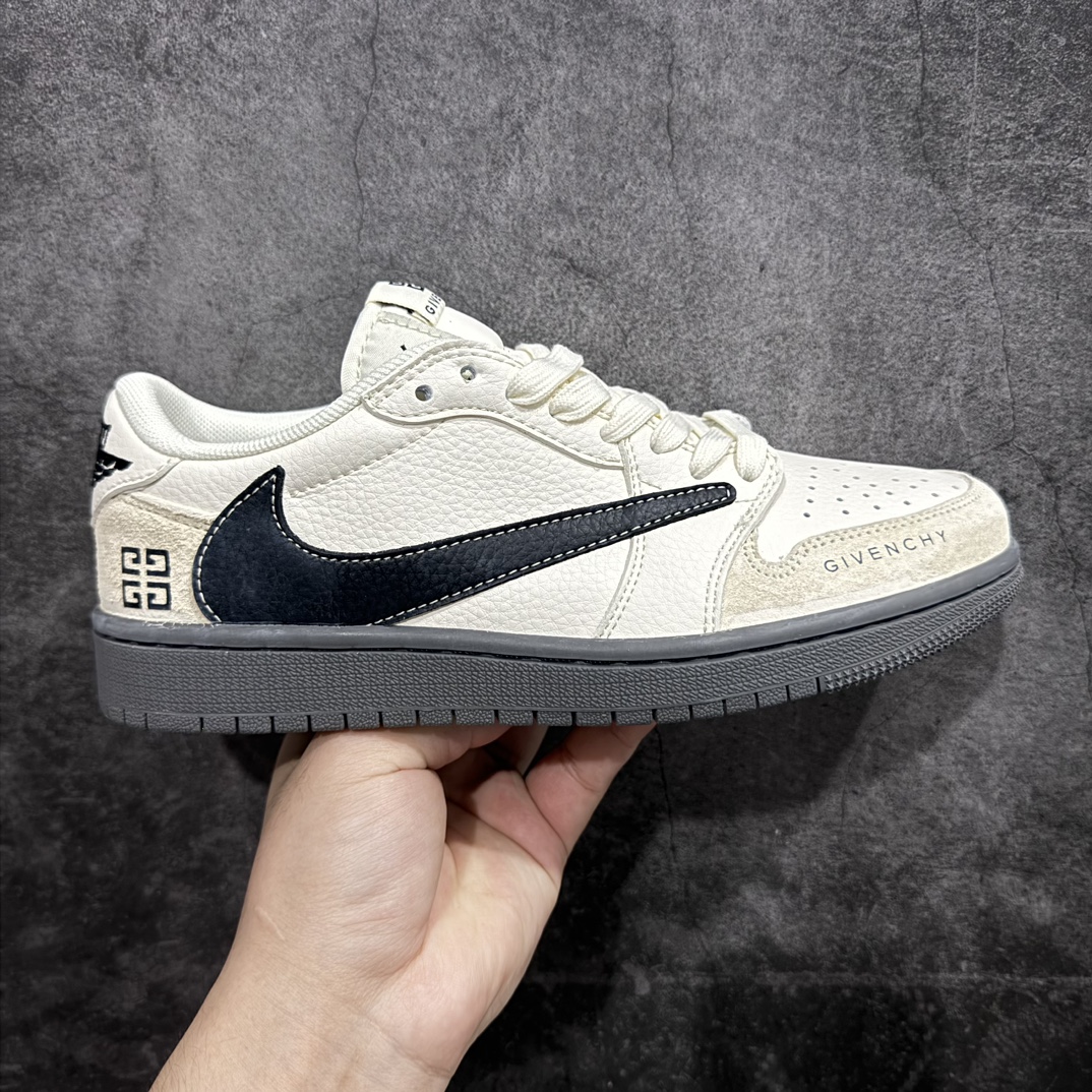 【定制版】Travis Scott x Fragment Design x Air Jordan 1 Low OG SP AJ1 乔1 纪梵希联名-奶咖黑底 低帮文化休闲板鞋 CF3688-030rn#多方联名合作融合了Travis Scott 独特的音乐风格，藤原浩个性的设计风格以及Jordan品牌的经典元素 使其成为一双具有独特身份和价值的鞋子 清新而立体的外观加上联名标识更突出了其独特身份 这种配色方案显示出活力和时尚感 在视觉上引人注目  鞋身的质感和细腻的细节处理使其显得高端而格调十足  这款“倒钩”联名是设计与创意完美结合  融合多方的个性风格是一款备受瞩目的潮流鞋款  低帮休闲板鞋 定制鞋盒 大厂纯原品质出货 超高清洁度 皮料切割干净无任何毛边 细节完美 r 尺码：36 36.5 37.5 38 38.5 39 40 40.5 41 42 42.5 43 44 44.5 45  编码：HXS320340-鞋库