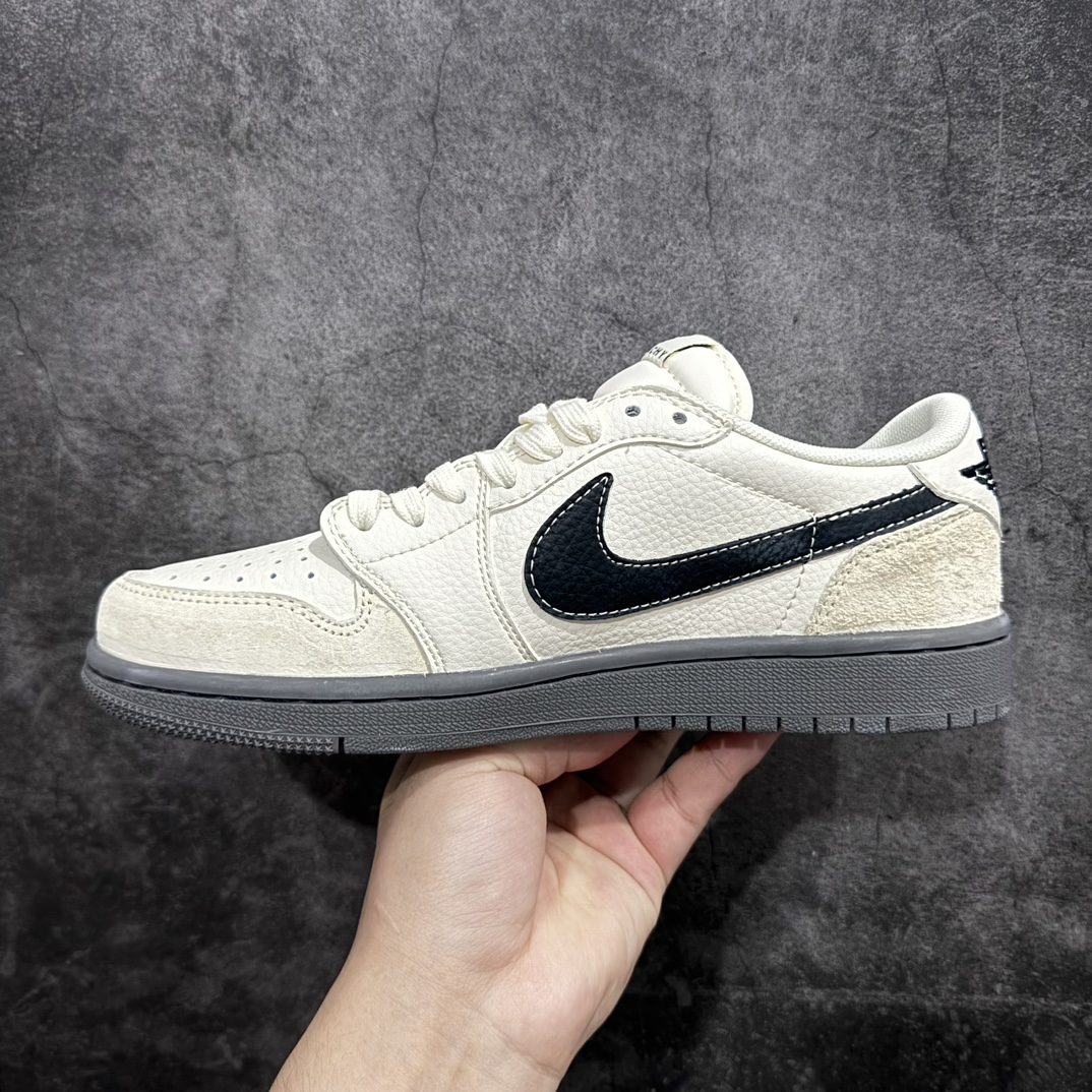 图片[2]-【定制版】Travis Scott x Fragment Design x Air Jordan 1 Low OG SP AJ1 乔1 纪梵希联名-奶咖黑底 低帮文化休闲板鞋 CF3688-030rn#多方联名合作融合了Travis Scott 独特的音乐风格，藤原浩个性的设计风格以及Jordan品牌的经典元素 使其成为一双具有独特身份和价值的鞋子 清新而立体的外观加上联名标识更突出了其独特身份 这种配色方案显示出活力和时尚感 在视觉上引人注目  鞋身的质感和细腻的细节处理使其显得高端而格调十足  这款“倒钩”联名是设计与创意完美结合  融合多方的个性风格是一款备受瞩目的潮流鞋款  低帮休闲板鞋 定制鞋盒 大厂纯原品质出货 超高清洁度 皮料切割干净无任何毛边 细节完美 r 尺码：36 36.5 37.5 38 38.5 39 40 40.5 41 42 42.5 43 44 44.5 45  编码：HXS320340-鞋库