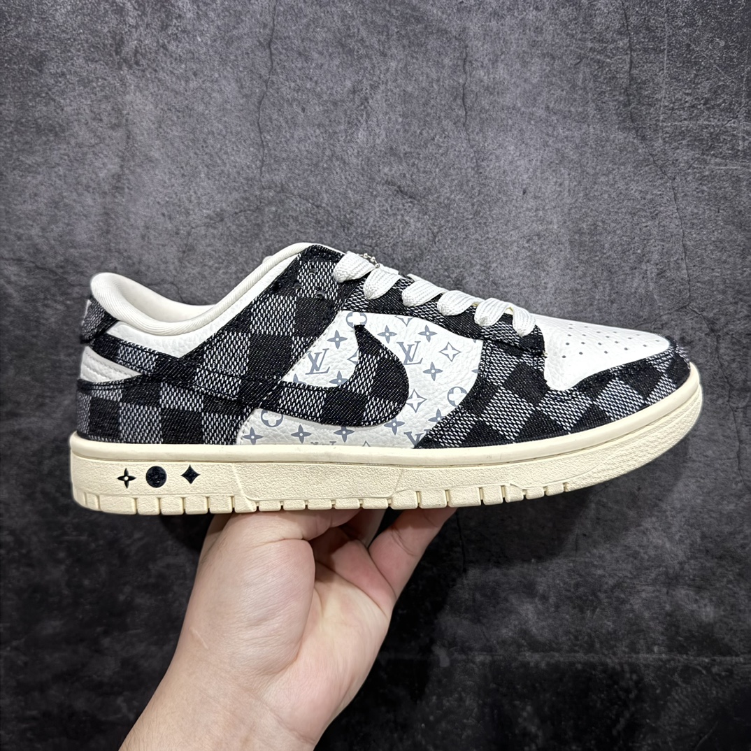 【定制版】Nike SB Dunk Low x Louis Vuitton 白黑牛仔布nn纯原大厂出品 极力推荐👏原装头层材料 独家版型蒸餾加工帶來的是更好的视觉和脚感体验大厂纯原品质出货 清洁度 电绣工艺 皮料切割干净无任何毛边 细节完美官方 货号：XB3802 353 尺码：36 36.5 37.5 38 38.5 39 40 40.5 41 42 42.5 43 44 44.5 45 编码：HXS260280-鞋库