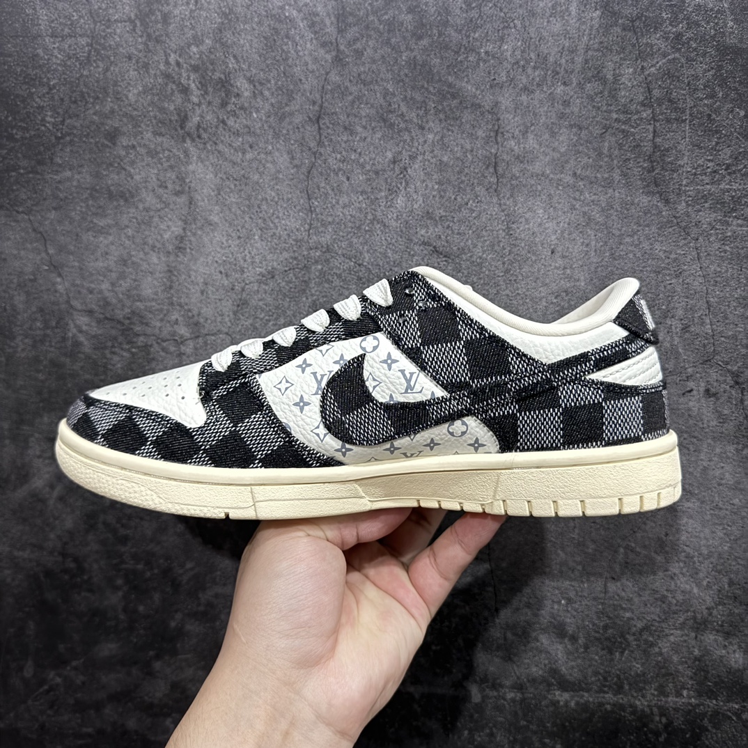 图片[2]-【定制版】Nike SB Dunk Low x Louis Vuitton 白黑牛仔布nn纯原大厂出品 极力推荐👏原装头层材料 独家版型蒸餾加工帶來的是更好的视觉和脚感体验大厂纯原品质出货 清洁度 电绣工艺 皮料切割干净无任何毛边 细节完美官方 货号：XB3802 353 尺码：36 36.5 37.5 38 38.5 39 40 40.5 41 42 42.5 43 44 44.5 45 编码：HXS260280-鞋库