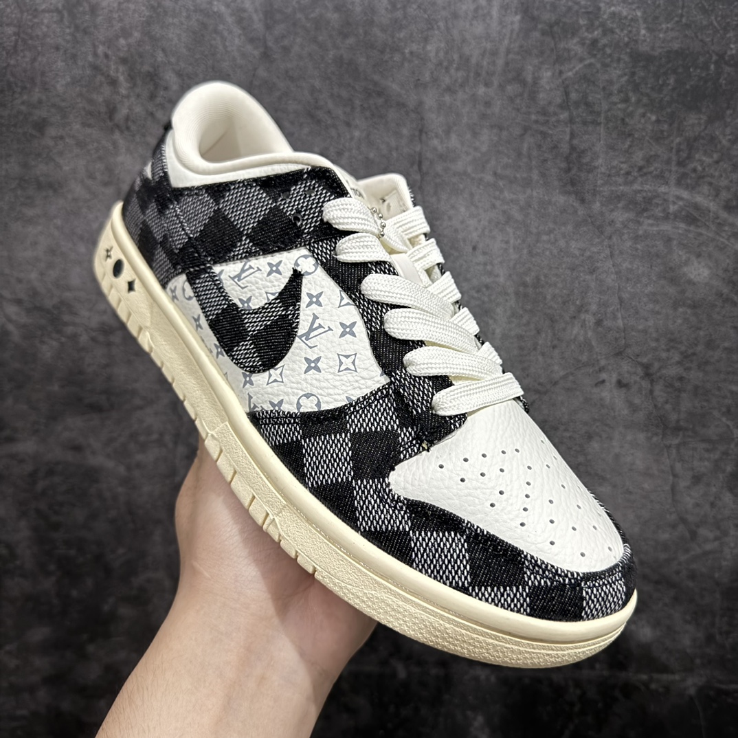 图片[3]-【定制版】Nike SB Dunk Low x Louis Vuitton 白黑牛仔布nn纯原大厂出品 极力推荐👏原装头层材料 独家版型蒸餾加工帶來的是更好的视觉和脚感体验大厂纯原品质出货 清洁度 电绣工艺 皮料切割干净无任何毛边 细节完美官方 货号：XB3802 353 尺码：36 36.5 37.5 38 38.5 39 40 40.5 41 42 42.5 43 44 44.5 45 编码：HXS260280-鞋库