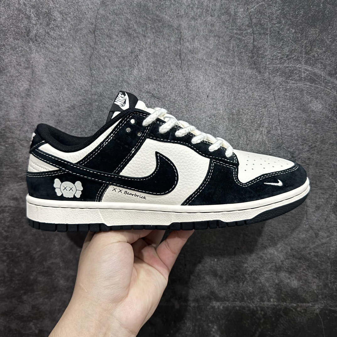 【定制版】Nk SB Dunk Low KAWS系列-米白黑勾 周年高端定制 低帮休闲板鞋 MM1089-016rn#定制鞋盒 大厂纯原品质出货 超高清洁度 皮料切割干净无任何毛边 细节完美 r 尺码：36 36.5 37.5 38 38.5 39 40 40.5 41 42 42.5 43 44 44.5 45  编码：HXS320340-鞋库