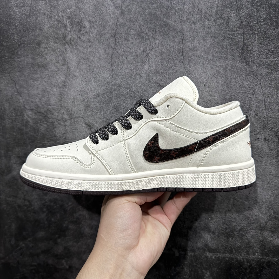 图片[2]-【定制版】Air Jordan 1 Retro Low x Louis Vuitton 白棕满天星官方同步新色 原装级产物拒绝公底 立体鞋型 细节完美 高清洁度 购置公司同步原材料 原汁原味 忠于原版货号：WG8850-004n 码数：36 36.5 37.5 38 38.5 39 40 40.5 41 42 42.5 43 44 44.5 45 编码：HXS320340-鞋库