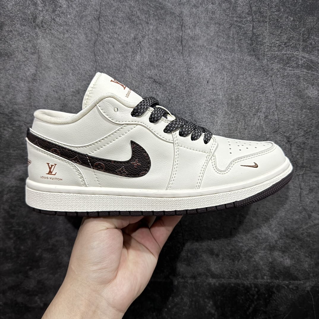 【定制版】Air Jordan 1 Retro Low x Louis Vuitton 白棕满天星官方同步新色 原装级产物拒绝公底 立体鞋型 细节完美 高清洁度 购置公司同步原材料 原汁原味 忠于原版货号：WG8850-004n 码数：36 36.5 37.5 38 38.5 39 40 40.5 41 42 42.5 43 44 44.5 45 编码：HXS320340-鞋库