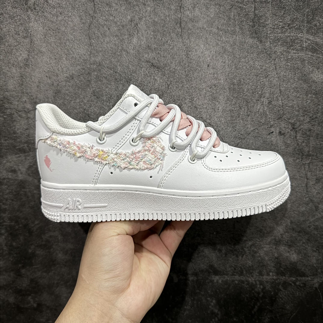 【定制版】Nk Air Force 1\’07 Low 粉色小香风 空军一号低帮休闲板鞋 DH9999-334rn#此款设计灵感以少女粉主题，配色上以粉白色为主，鞋后侧爱心涂鸦、鞋勾处有小香风布贴点缀，细节满满。r 尺码：36 36.5 37.5 38 38.5 39 40 40.5 41 42 42.5 43 44 44.5 45   编码：HXS310320-鞋库