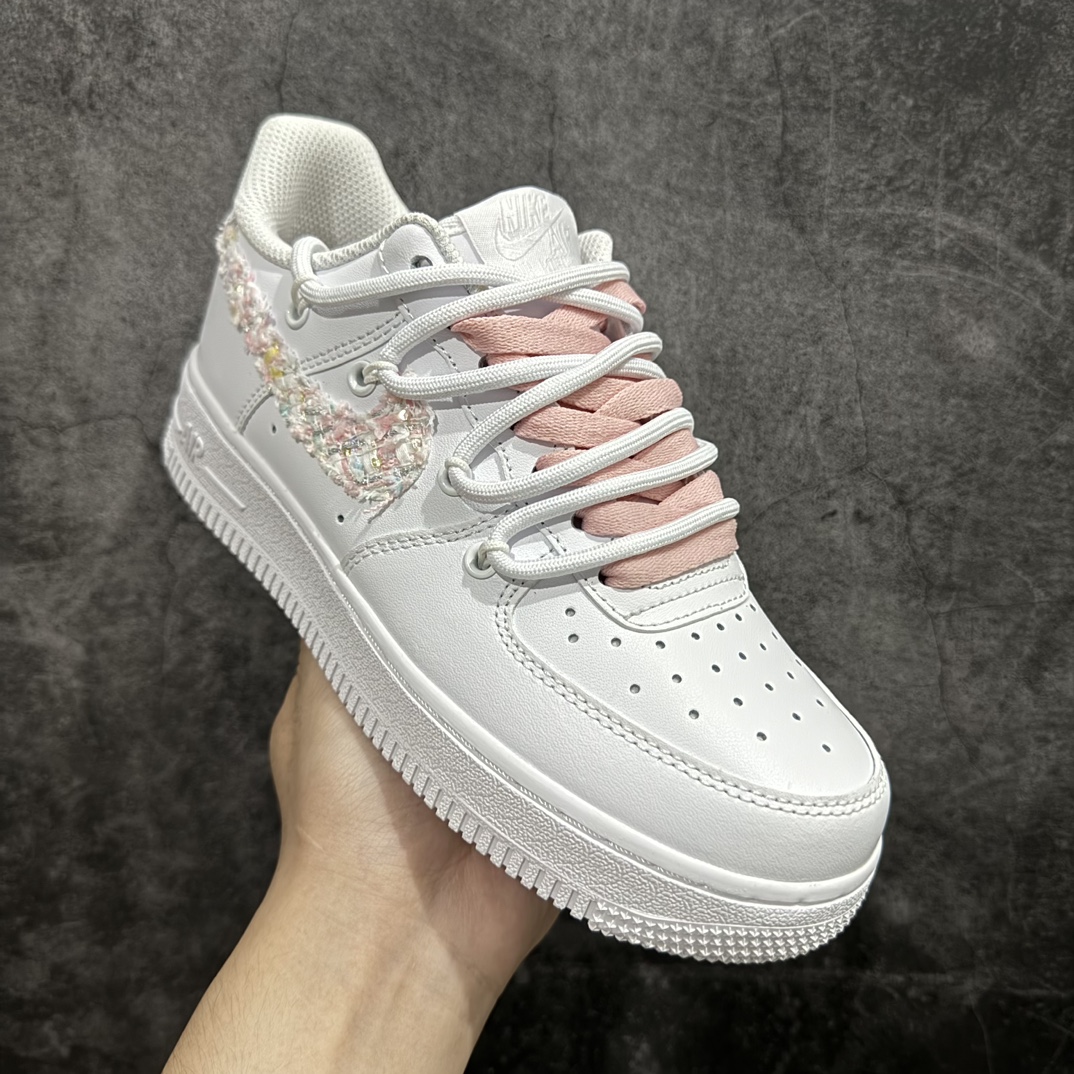 图片[3]-【定制版】Nk Air Force 1\’07 Low 粉色小香风 空军一号低帮休闲板鞋 DH9999-334rn#此款设计灵感以少女粉主题，配色上以粉白色为主，鞋后侧爱心涂鸦、鞋勾处有小香风布贴点缀，细节满满。r 尺码：36 36.5 37.5 38 38.5 39 40 40.5 41 42 42.5 43 44 44.5 45   编码：HXS310320-鞋库