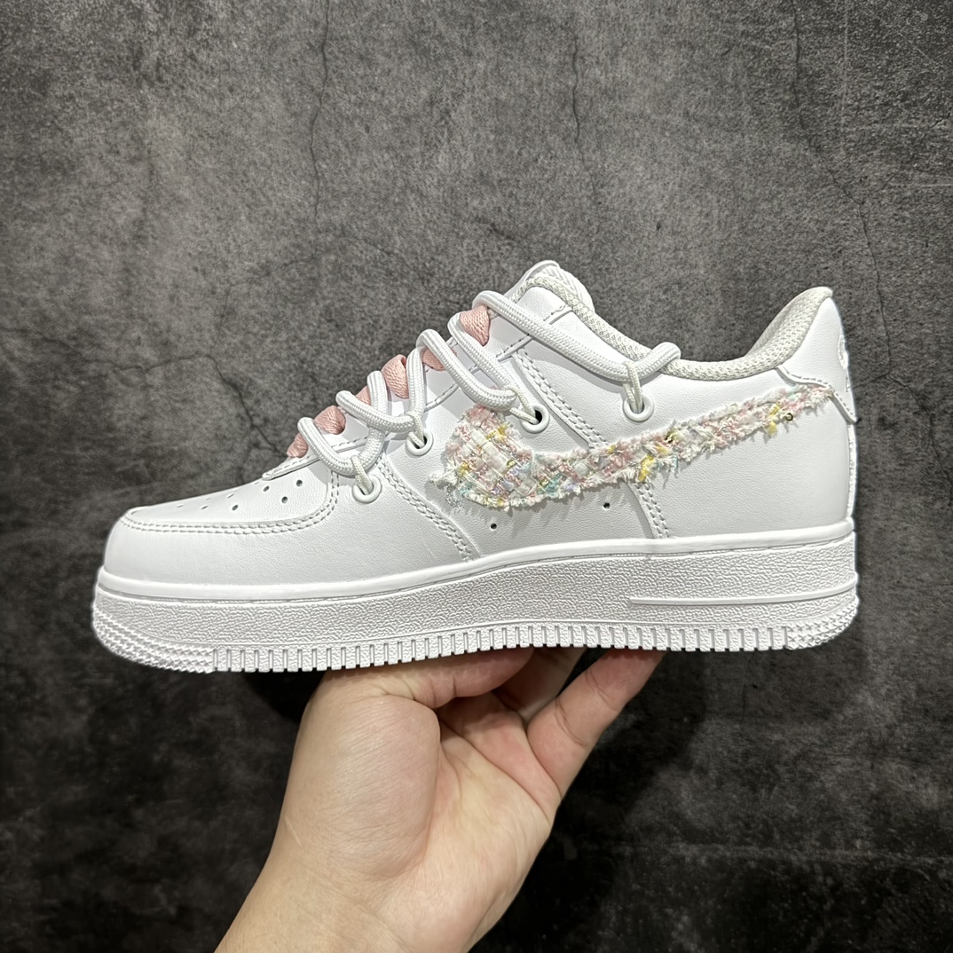 图片[2]-【定制版】Nk Air Force 1\’07 Low 粉色小香风 空军一号低帮休闲板鞋 DH9999-334rn#此款设计灵感以少女粉主题，配色上以粉白色为主，鞋后侧爱心涂鸦、鞋勾处有小香风布贴点缀，细节满满。r 尺码：36 36.5 37.5 38 38.5 39 40 40.5 41 42 42.5 43 44 44.5 45   编码：HXS310320-鞋库