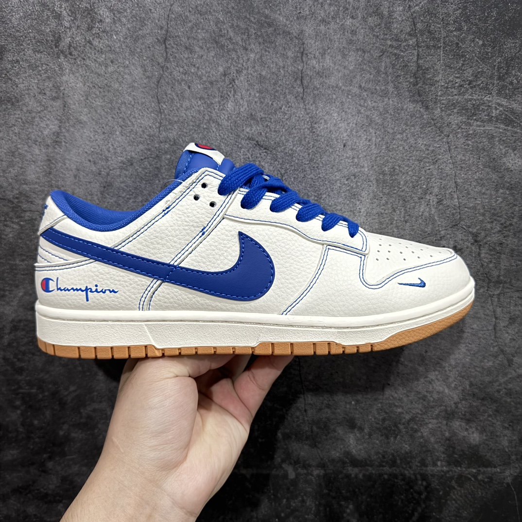 【定制版】NIKE SB Dunk Low x Champion 冠军白宝蓝n公司级出品 极力推荐👏n原装头层材料 独家版型蒸餾加工n帶來的是更好的视觉和脚感体验n大厂纯原品质出货 清洁度 电绣工艺皮料切割干净无任何毛边 细节完美官方货号：XX9923 023 尺码： 36 36.5 37.5 38 38.5 39 40 40.5 41 42 42.5 43 44 44.5 45 编码：CC280300-鞋库