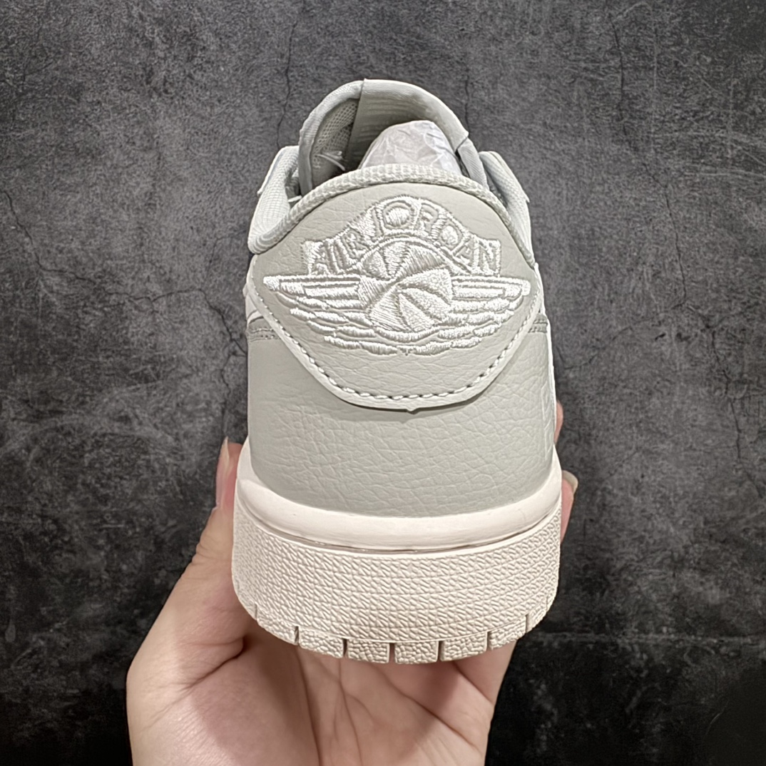 图片[4]-【定制版】Travis Scott x Nike Air Jordan 1 Low x GIVENCHY 米蓝nAir Jordan 1 Low 反转米蓝倒钩 纯原版本n全鞋采用原装头层皮，用料扎实 精雕细琢n鞋型极致还原 飞翼3D打印改良 深度立体四线中底拉帮皮料选材 钢印 背胶一应俱全 全新批次 原装原模大底全鞋原厂定制皮料，手感细腻正确折边工艺 完美细节诠释 官方货号：QY0568 957 Size：36 36.5 37.5 38 38.5 39 40 40.5 41 42 42.5 43 44 44.5 45 编码：HXS280300-鞋库