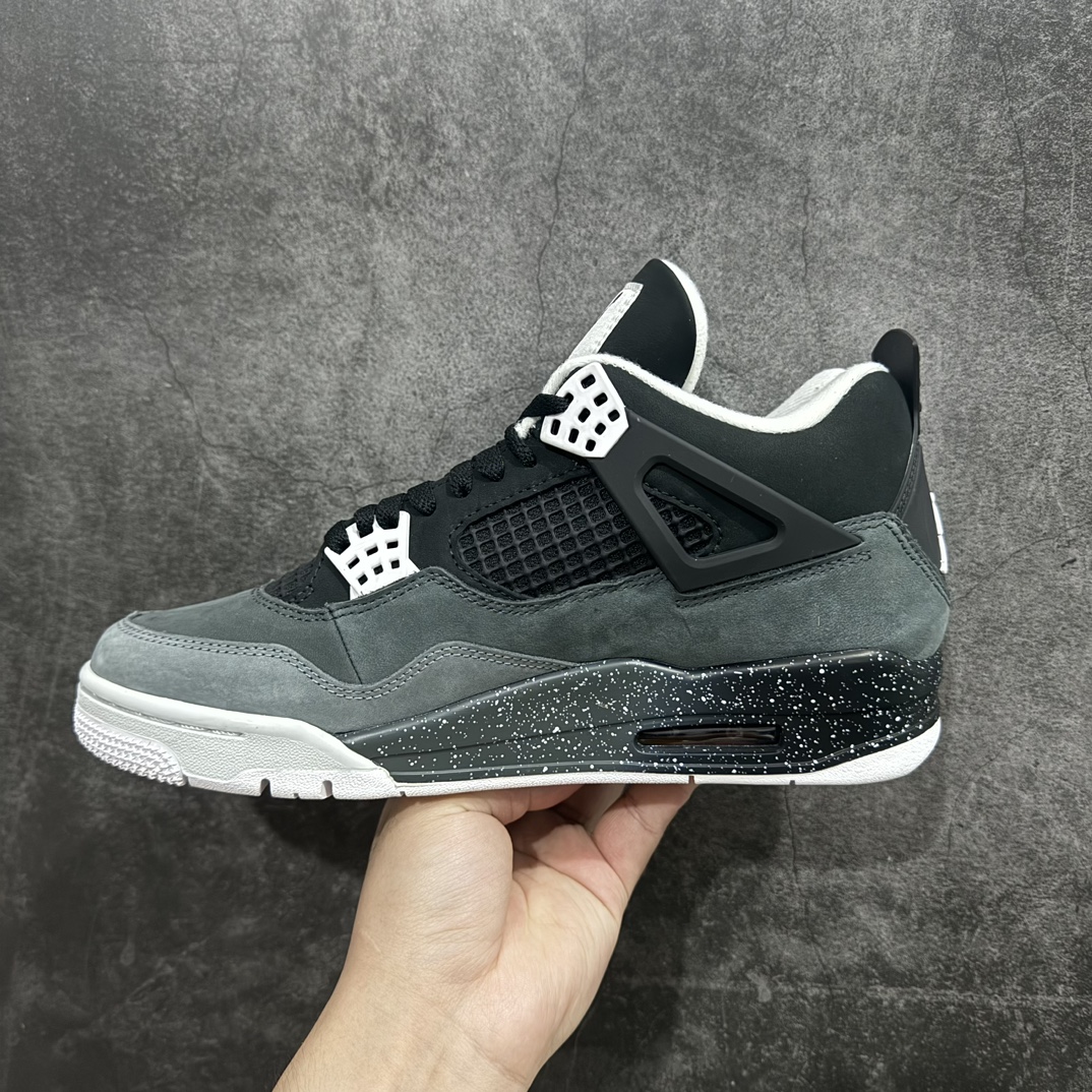 图片[2]-【老DT/R1版】Air Jordan 4 \”Fear\” AJ4 乔4恐惧套装2024版本 复刻篮球鞋 FQ8138-002rn市售天花板产物 耗时半年巨作 全套原纸板楦头开发 原厂特供皮料加持 确保原汁原味 完美呈现四代版型 一比一鞋头弧度高度鞋身弧度 数据细节工艺流程均保持原鞋一致 原厂TPU网格鞋带扣 正确内里网布 菱角分明不变形无多余毛边 柔软性质感一致于原鞋 市场唯一原厂鞋扣模具 背面可见隐藏注塑口 原厂织唛标 原厂飞人电绣工艺 尾指中部跳三针 独家绑鞋带手法 印刷中底布 四线拉帮 米色美纹纸贴合固定 进口港宝加持 后跟自然饱满 全鞋荧光划线卡点 追求极致完美 每一双都是工艺品 多重QC质检 超越公司货的品控标准 实实在在的免检产品n此款鞋身整体以深色为主色调，鞋面采用黑、深灰、浅灰三色拼接呈现，采用高规格的麂皮材质打造，营造出不俗的质感。鞋舌标签、鞋带孔以及内衬部分均采用白色点缀，使鞋身更加亮眼。r 尺码：40.5 41 42 42.5 43 44 44.5 45 45.5 46 47.5 48.5 编码：X1450500-鞋库