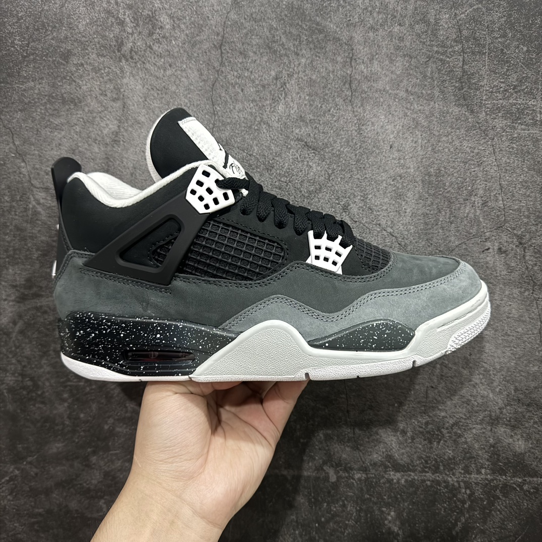 【老DT/R1版】Air Jordan 4 \”Fear\” AJ4 乔4恐惧套装2024版本 复刻篮球鞋 FQ8138-002rn市售天花板产物 耗时半年巨作 全套原纸板楦头开发 原厂特供皮料加持 确保原汁原味 完美呈现四代版型 一比一鞋头弧度高度鞋身弧度 数据细节工艺流程均保持原鞋一致 原厂TPU网格鞋带扣 正确内里网布 菱角分明不变形无多余毛边 柔软性质感一致于原鞋 市场唯一原厂鞋扣模具 背面可见隐藏注塑口 原厂织唛标 原厂飞人电绣工艺 尾指中部跳三针 独家绑鞋带手法 印刷中底布 四线拉帮 米色美纹纸贴合固定 进口港宝加持 后跟自然饱满 全鞋荧光划线卡点 追求极致完美 每一双都是工艺品 多重QC质检 超越公司货的品控标准 实实在在的免检产品n此款鞋身整体以深色为主色调，鞋面采用黑、深灰、浅灰三色拼接呈现，采用高规格的麂皮材质打造，营造出不俗的质感。鞋舌标签、鞋带孔以及内衬部分均采用白色点缀，使鞋身更加亮眼。r 尺码：40.5 41 42 42.5 43 44 44.5 45 45.5 46 47.5 48.5 编码：X1450500-鞋库