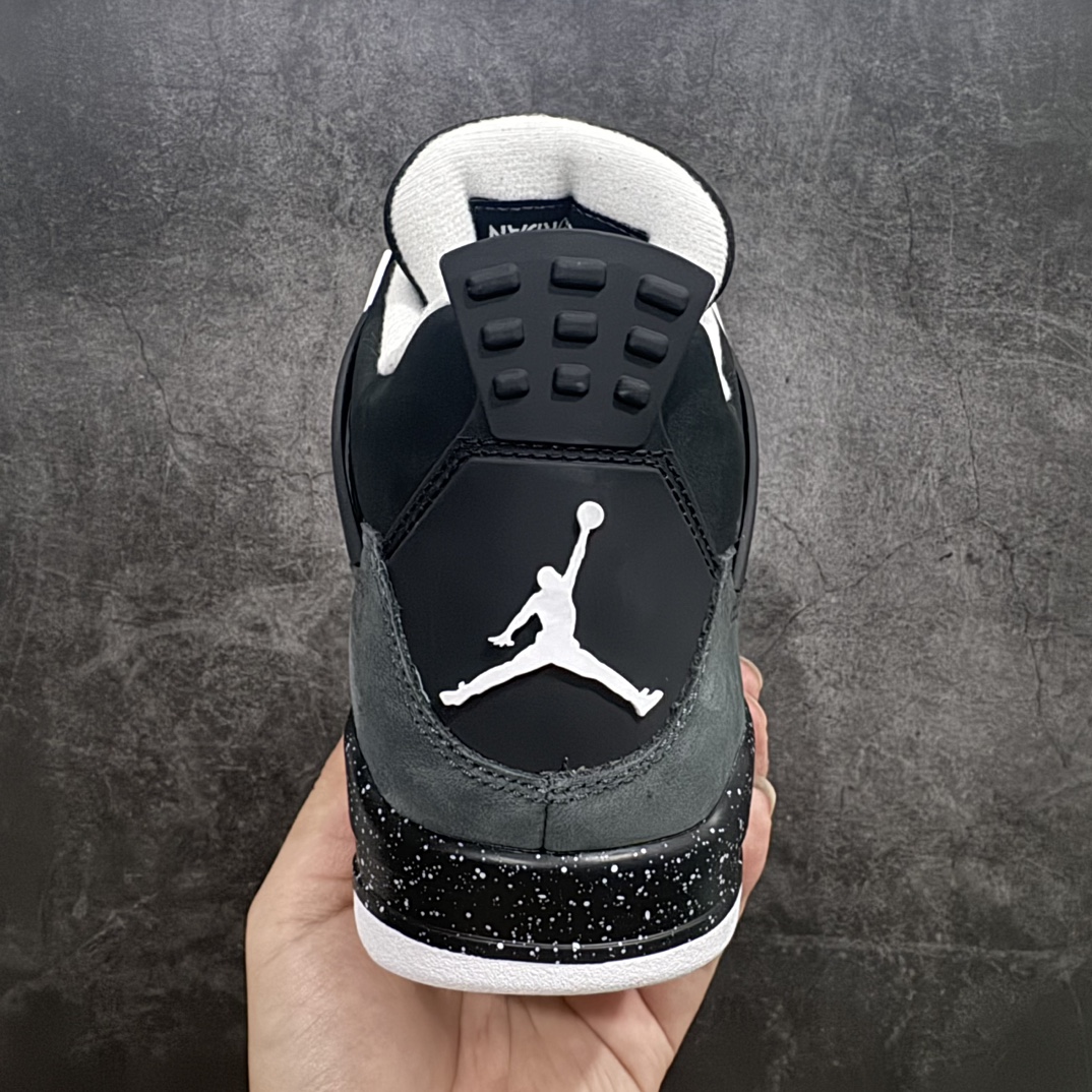 图片[4]-【老DT/R1版】Air Jordan 4 \”Fear\” AJ4 乔4恐惧套装2024版本 复刻篮球鞋 FQ8138-002rn市售天花板产物 耗时半年巨作 全套原纸板楦头开发 原厂特供皮料加持 确保原汁原味 完美呈现四代版型 一比一鞋头弧度高度鞋身弧度 数据细节工艺流程均保持原鞋一致 原厂TPU网格鞋带扣 正确内里网布 菱角分明不变形无多余毛边 柔软性质感一致于原鞋 市场唯一原厂鞋扣模具 背面可见隐藏注塑口 原厂织唛标 原厂飞人电绣工艺 尾指中部跳三针 独家绑鞋带手法 印刷中底布 四线拉帮 米色美纹纸贴合固定 进口港宝加持 后跟自然饱满 全鞋荧光划线卡点 追求极致完美 每一双都是工艺品 多重QC质检 超越公司货的品控标准 实实在在的免检产品n此款鞋身整体以深色为主色调，鞋面采用黑、深灰、浅灰三色拼接呈现，采用高规格的麂皮材质打造，营造出不俗的质感。鞋舌标签、鞋带孔以及内衬部分均采用白色点缀，使鞋身更加亮眼。r 尺码：40.5 41 42 42.5 43 44 44.5 45 45.5 46 47.5 48.5 编码：X1450500-鞋库