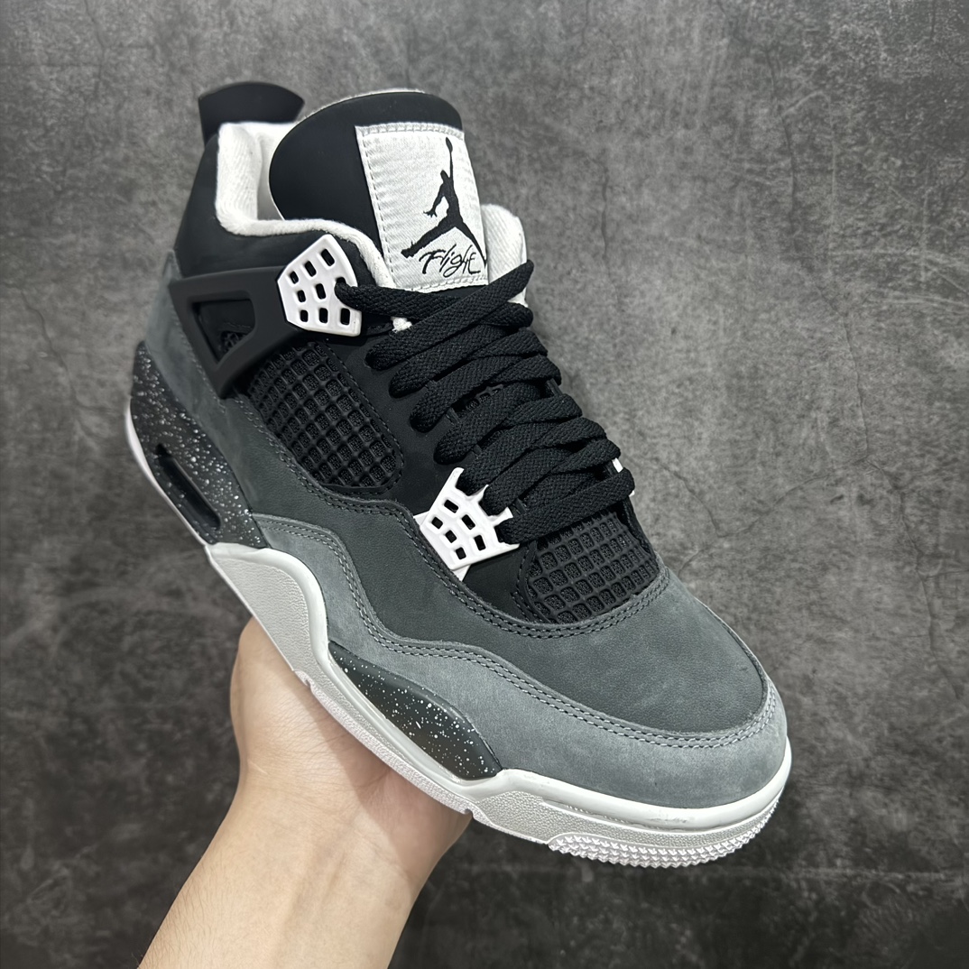 图片[3]-【老DT/R1版】Air Jordan 4 \”Fear\” AJ4 乔4恐惧套装2024版本 复刻篮球鞋 FQ8138-002rn市售天花板产物 耗时半年巨作 全套原纸板楦头开发 原厂特供皮料加持 确保原汁原味 完美呈现四代版型 一比一鞋头弧度高度鞋身弧度 数据细节工艺流程均保持原鞋一致 原厂TPU网格鞋带扣 正确内里网布 菱角分明不变形无多余毛边 柔软性质感一致于原鞋 市场唯一原厂鞋扣模具 背面可见隐藏注塑口 原厂织唛标 原厂飞人电绣工艺 尾指中部跳三针 独家绑鞋带手法 印刷中底布 四线拉帮 米色美纹纸贴合固定 进口港宝加持 后跟自然饱满 全鞋荧光划线卡点 追求极致完美 每一双都是工艺品 多重QC质检 超越公司货的品控标准 实实在在的免检产品n此款鞋身整体以深色为主色调，鞋面采用黑、深灰、浅灰三色拼接呈现，采用高规格的麂皮材质打造，营造出不俗的质感。鞋舌标签、鞋带孔以及内衬部分均采用白色点缀，使鞋身更加亮眼。r 尺码：40.5 41 42 42.5 43 44 44.5 45 45.5 46 47.5 48.5 编码：X1450500-鞋库