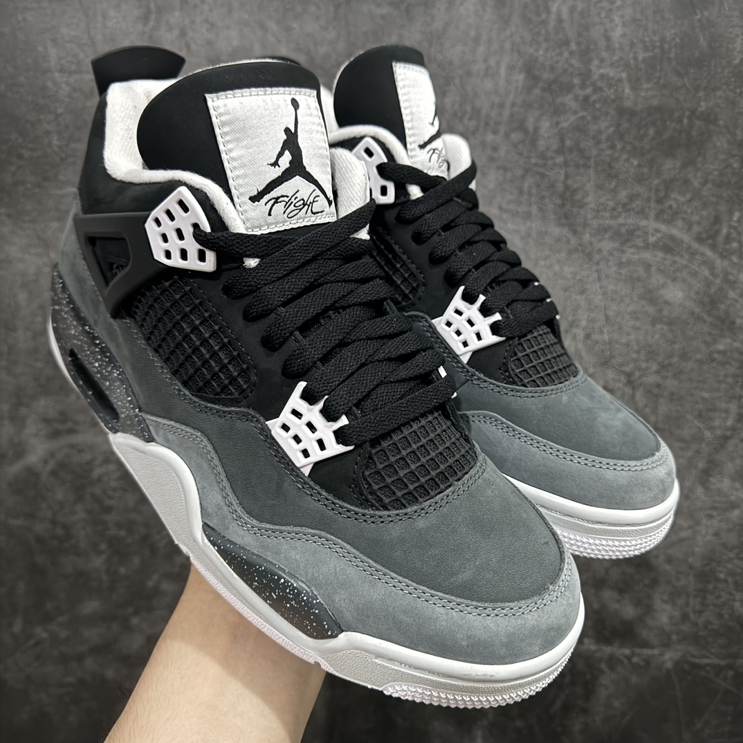 【老DT/R1版】Air Jordan 4 \”Fear\” AJ4 乔4恐惧套装2024版本 复刻篮球鞋 FQ8138-002rn市售天花板产物 耗时半年巨作 全套原纸板楦头开发 原厂特供皮料加持 确保原汁原味 完美呈现四代版型 一比一鞋头弧度高度鞋身弧度 数据细节工艺流程均保持原鞋一致 原厂TPU网格鞋带扣 正确内里网布 菱角分明不变形无多余毛边 柔软性质感一致于原鞋 市场唯一原厂鞋扣模具 背面可见隐藏注塑口 原厂织唛标 原厂飞人电绣工艺 尾指中部跳三针 独家绑鞋带手法 印刷中底布 四线拉帮 米色美纹纸贴合固定 进口港宝加持 后跟自然饱满 全鞋荧光划线卡点 追求极致完美 每一双都是工艺品 多重QC质检 超越公司货的品控标准 实实在在的免检产品n此款鞋身整体以深色为主色调，鞋面采用黑、深灰、浅灰三色拼接呈现，采用高规格的麂皮材质打造，营造出不俗的质感。鞋舌标签、鞋带孔以及内衬部分均采用白色点缀，使鞋身更加亮眼。r 尺码：40.5 41 42 42.5 43 44 44.5 45 45.5 46 47.5 48.5 编码：X1450500-鞋库