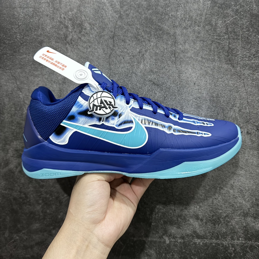 【灭世/Max纯原】NK Zoom Kobe ZK5 科比5代 X-Ray 蓝色骨骼 HJ4303-400n灭世海外球员版 搭载最高工艺标准 版型 外观 细节 用料 不同于市场主流货品 拒绝杀猪套牌纯原套路 欢迎对比品鉴 外观升级点：鞋头冲孔 后跟海绵填充 飞线质感 碳板纹理 纸板对位 悉数升级对标ZP 用料升级点：前掌气垫➕后掌马蹄zoom（增配）澎湃脚感 完美解决正品后掌泡棉衰减问题 版型尺码升级：海外球员版 前掌包裹提升 尺码增加US13 47.5码 适配 职业球员 灭世纯原海外球员版『质 价 比』拉满 拳打杀猪纯原 脚踢一眼假通货 高端外贸渠道口碑爆炸 SIZE：39 40 40.5 41 42 42.5 43 44 44.5 45 46 47.5 编码：JX380400-鞋库